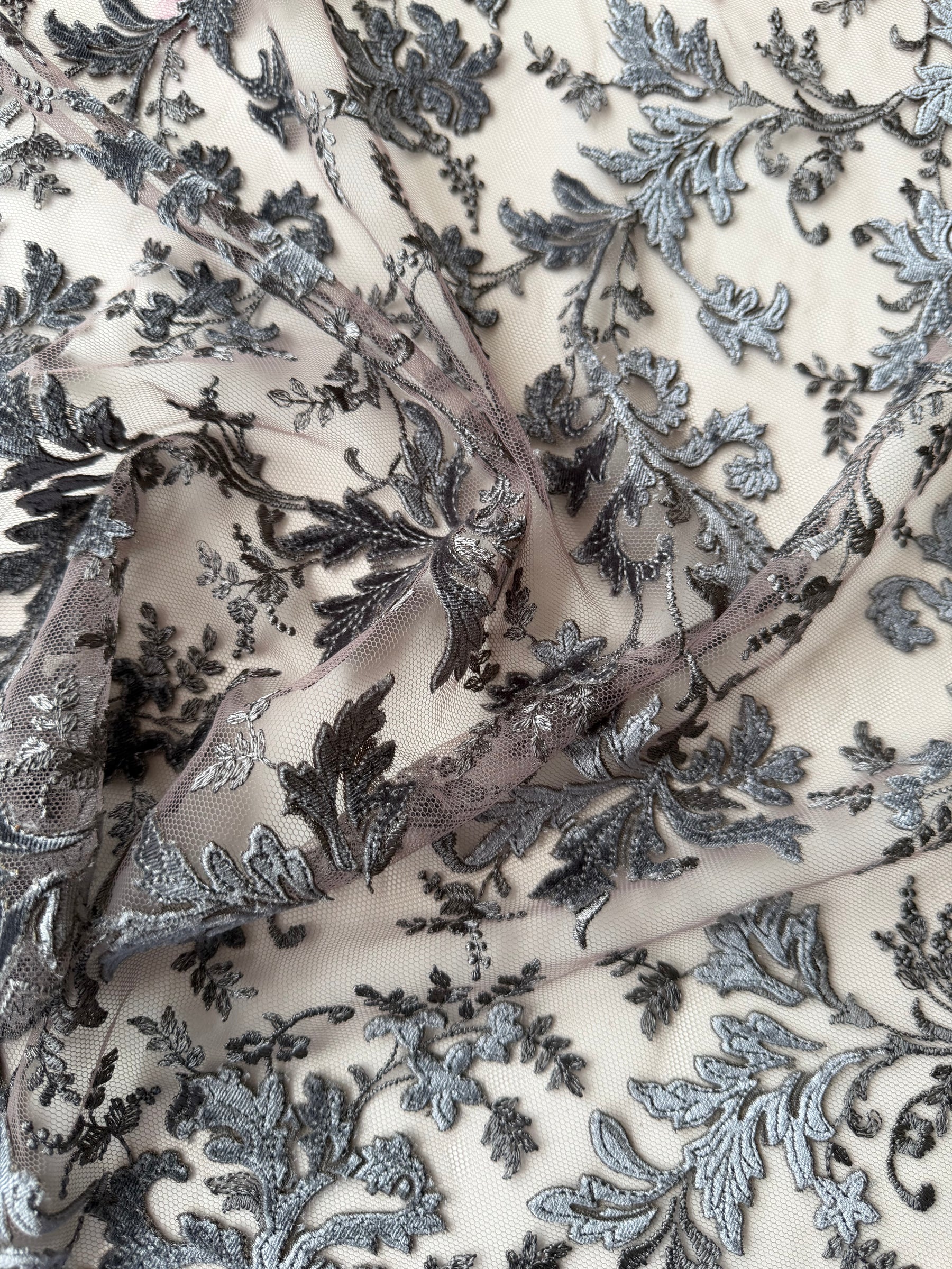 Dentelle brodée en velours gris - Madina