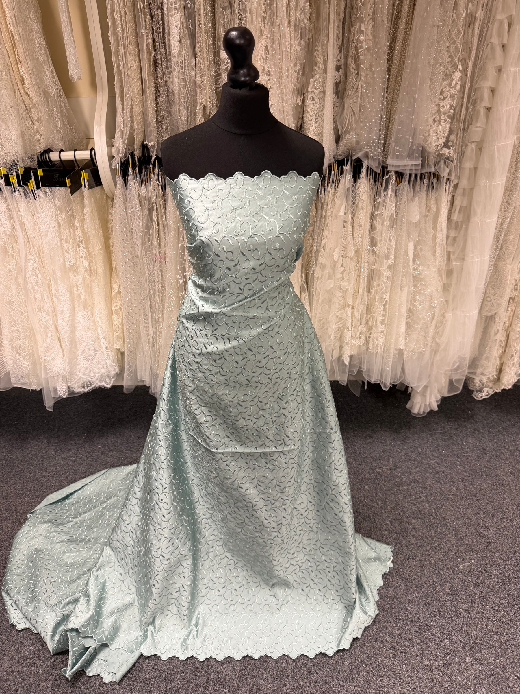 Satin duchesse brodé vert brumeux - P476