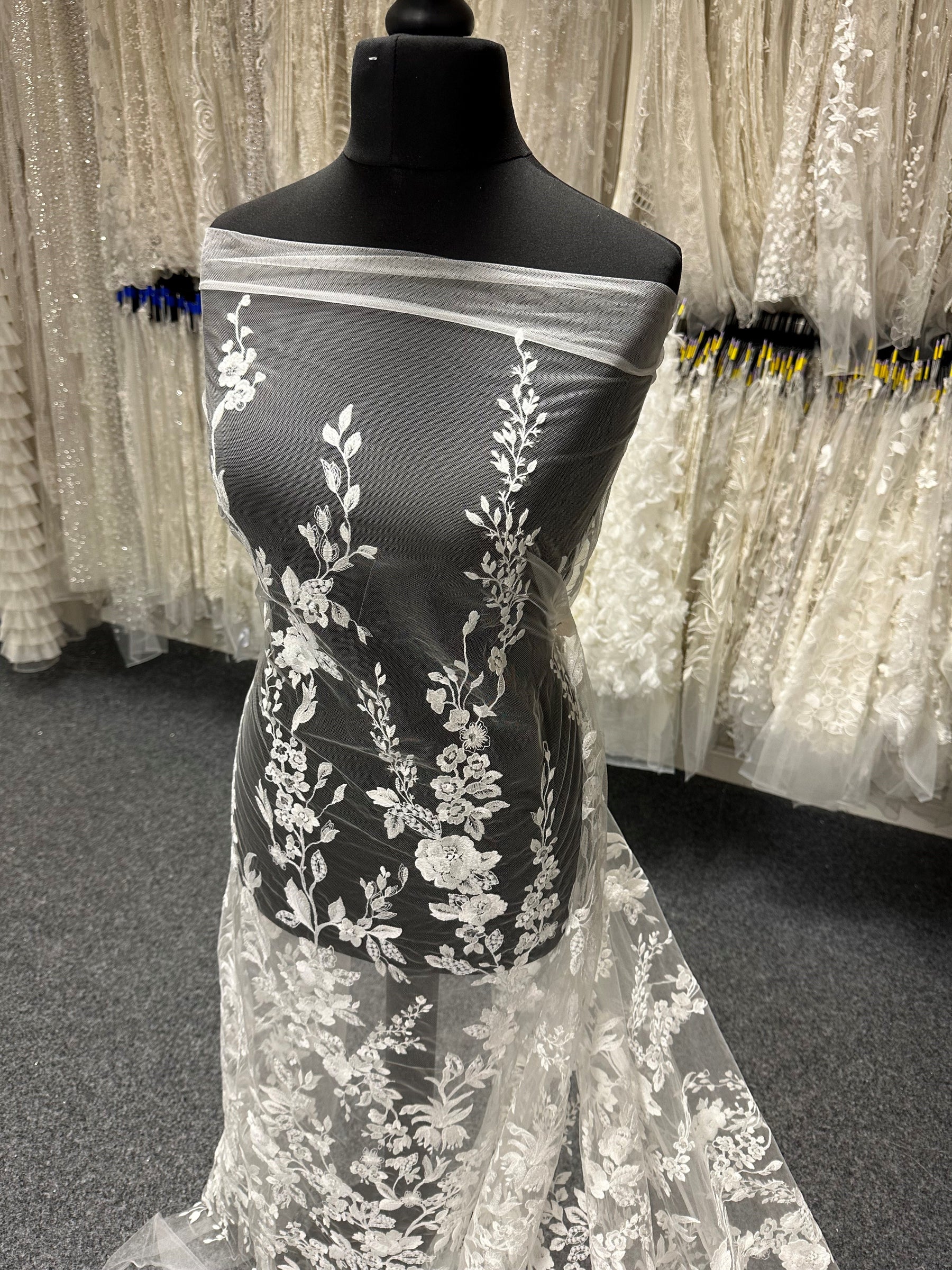 Dentelle brodée de sequins ivoire - Lucien