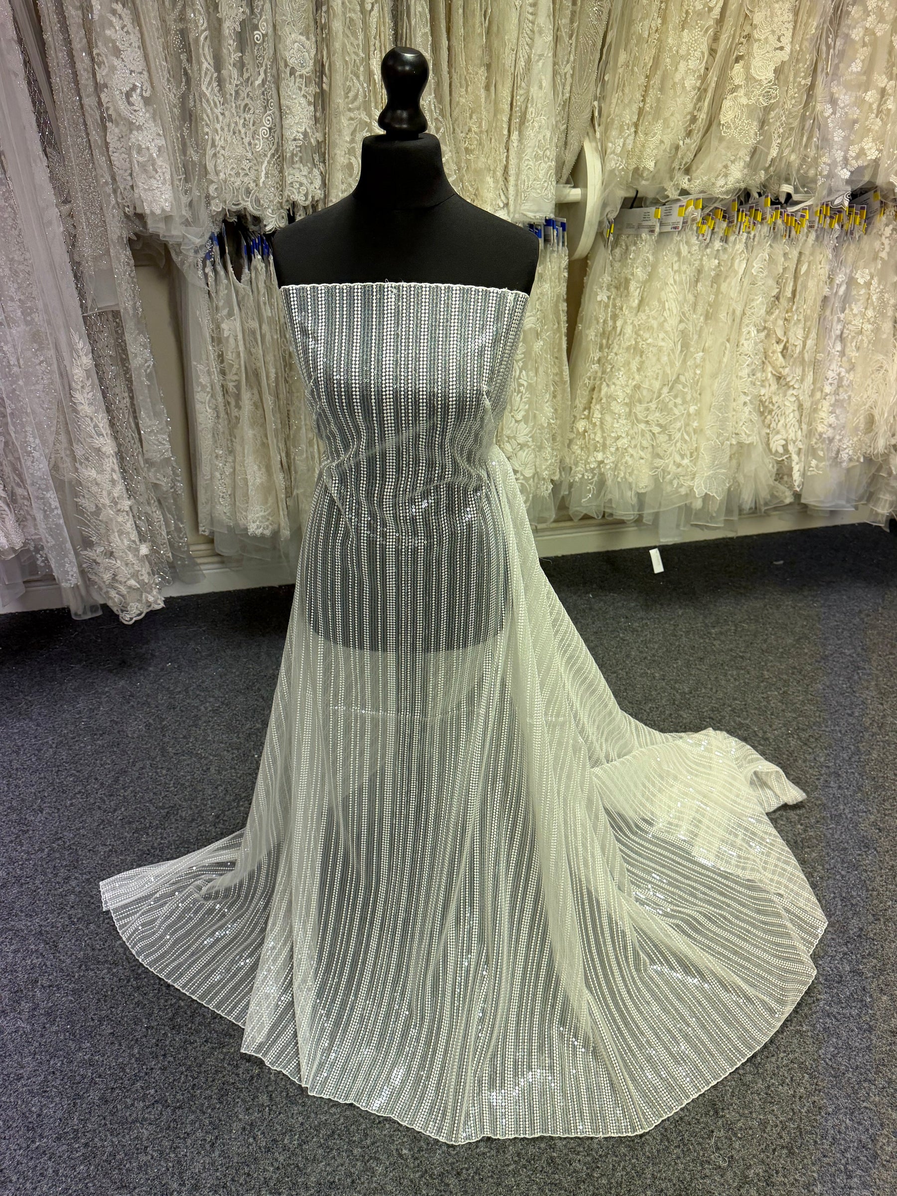 Dentelle brodée de sequins ivoire - EB3037