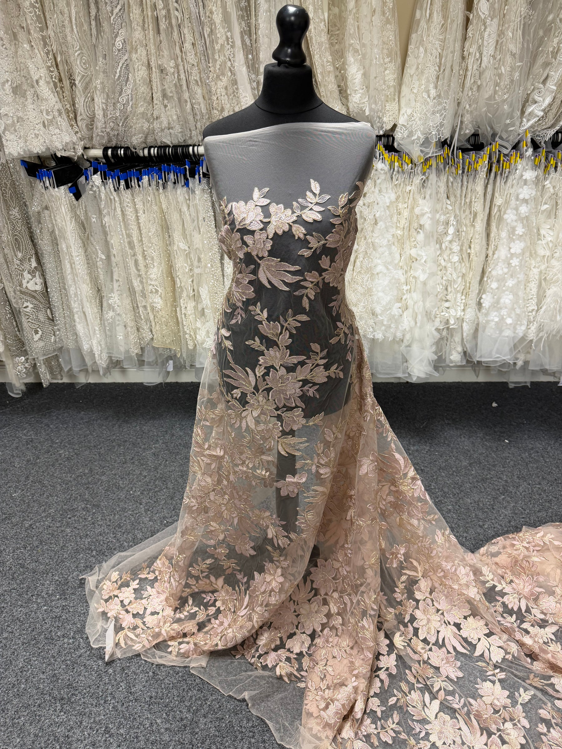 Dentelle Rose Poudré avec Cordonnet Doré - Kylar