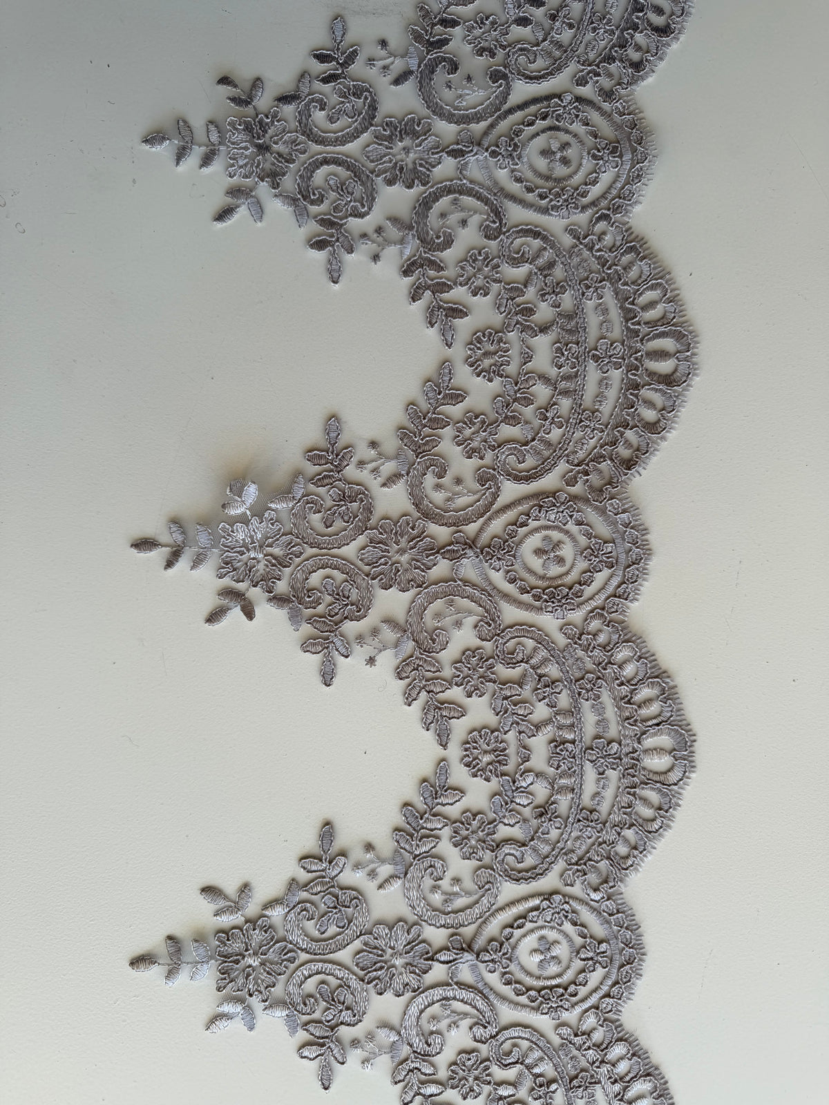 Galon de dentelle cordée grise - T623
