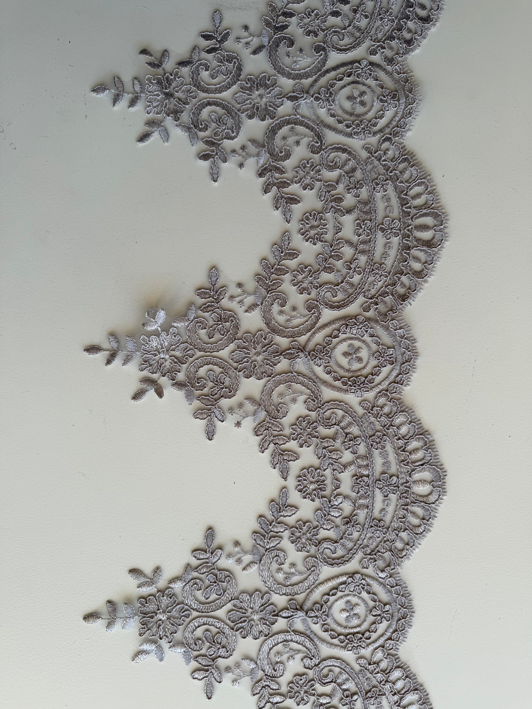 Galon de dentelle cordée grise - T623
