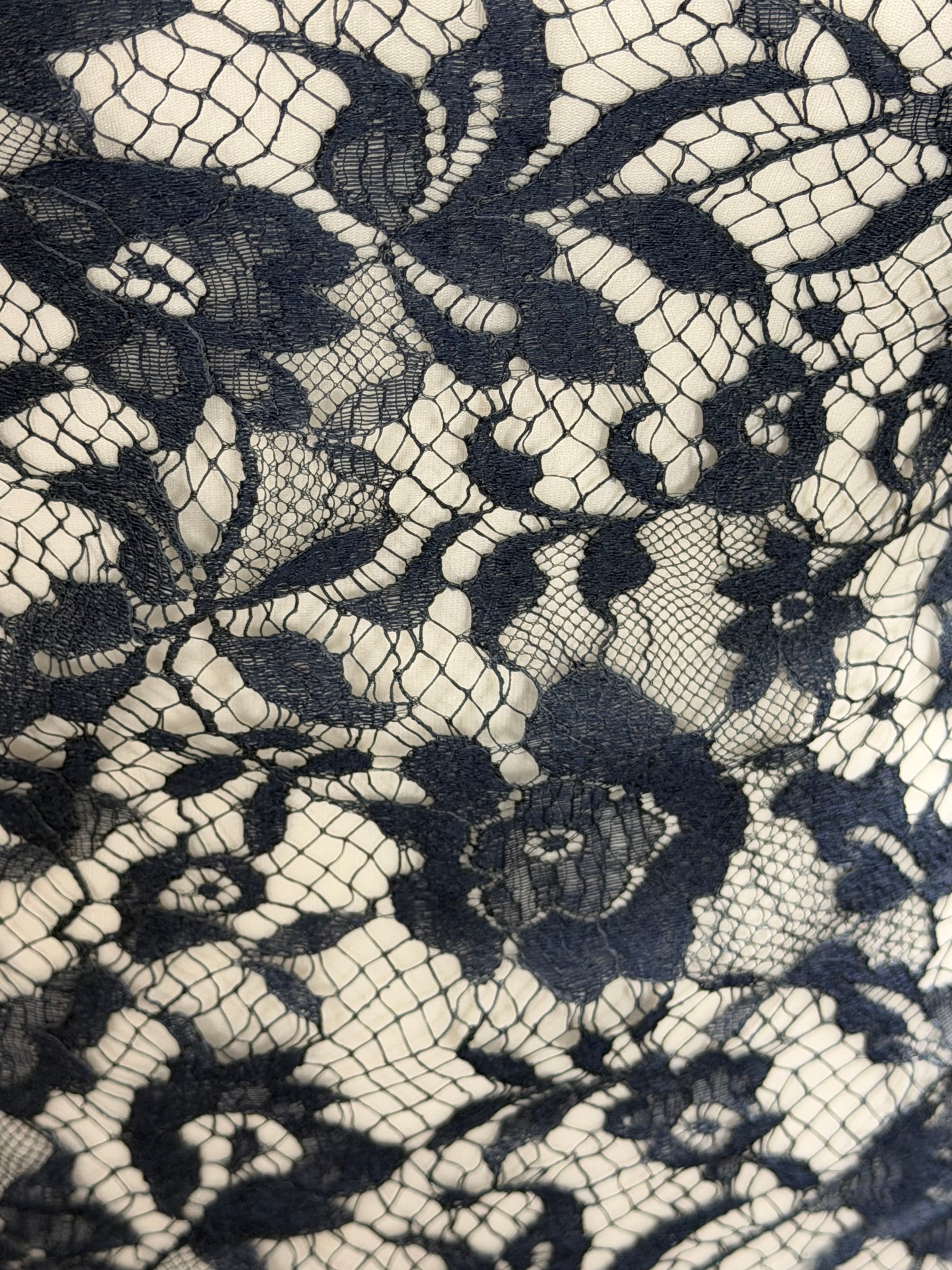 Dentelle italienne en soie et laine bleu marine - P269