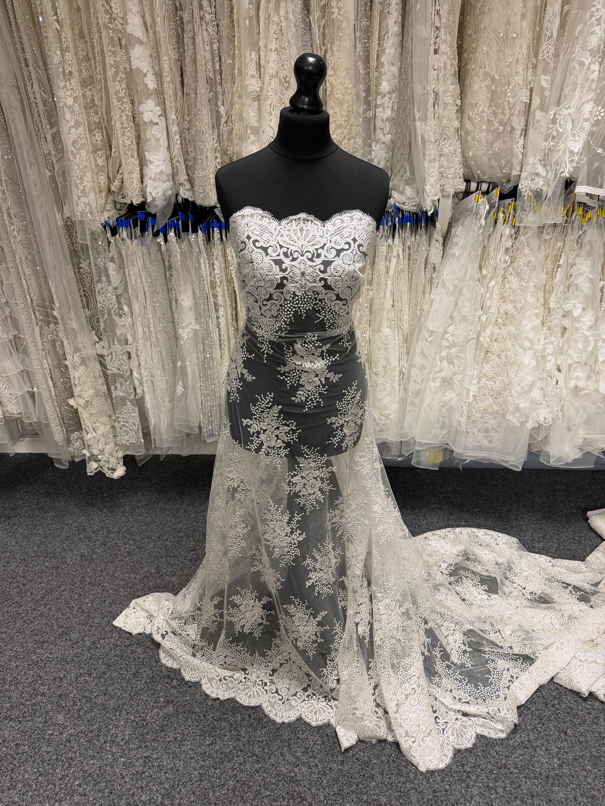 Dentelle brodée de sequins ivoire - EB3034