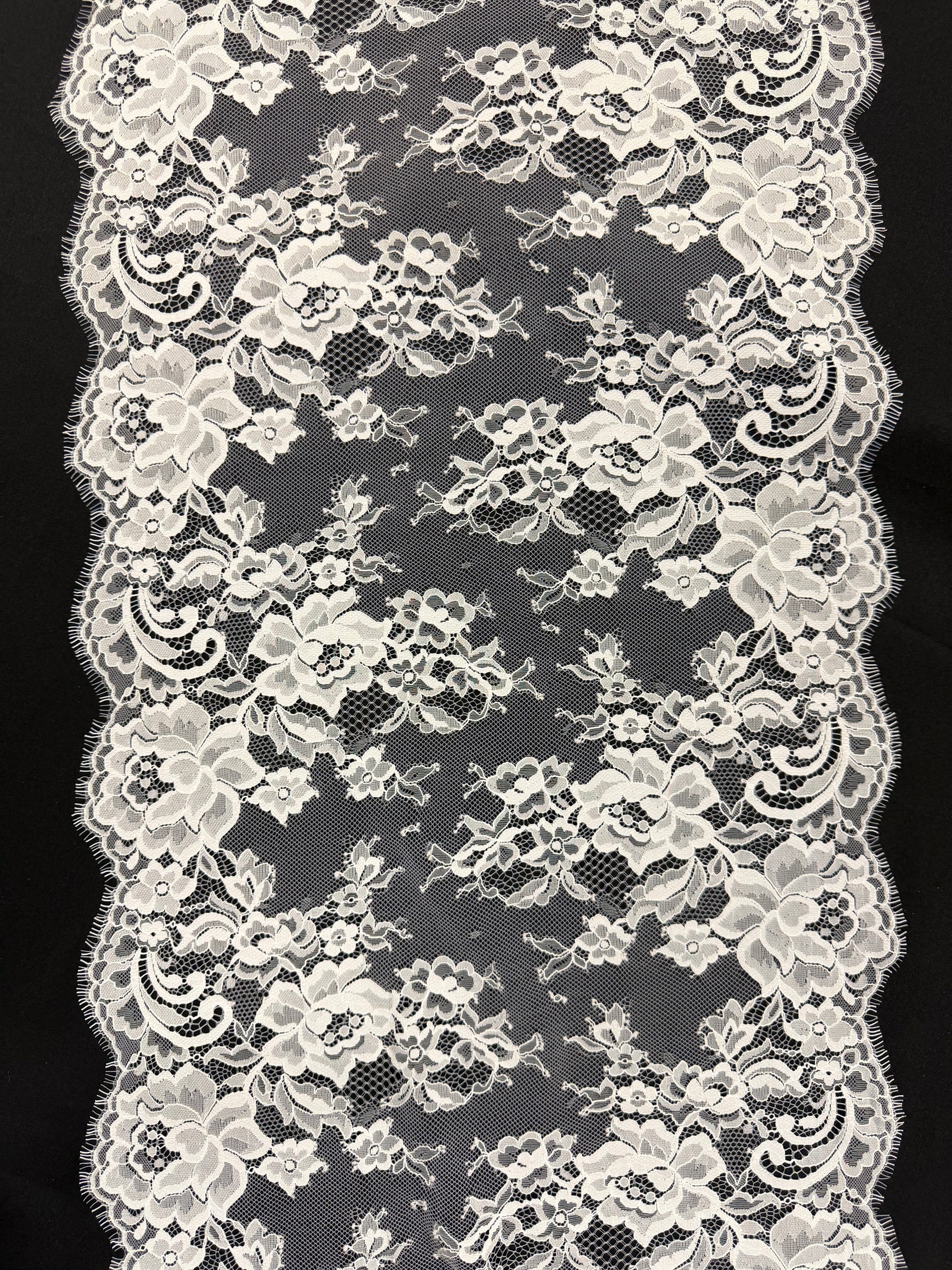 Bordure en dentelle ornée de perles et de sequins ivoire - T277