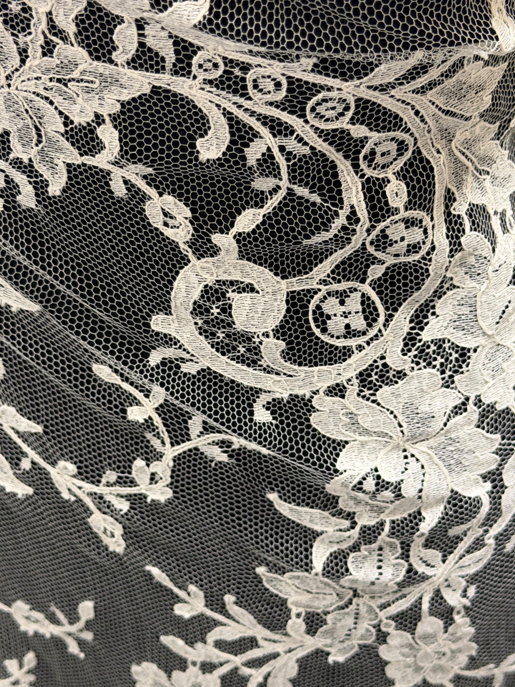 Dentelle de Chantilly ivoire - Banilto