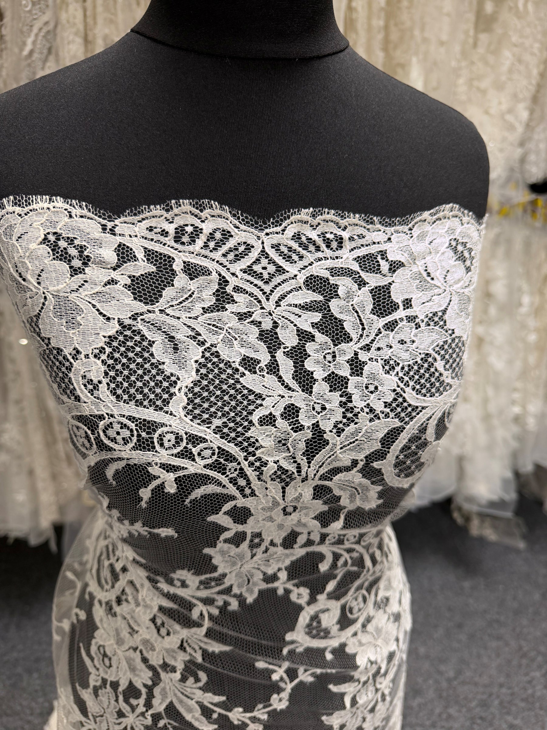 Dentelle de Chantilly ivoire - Banilto
