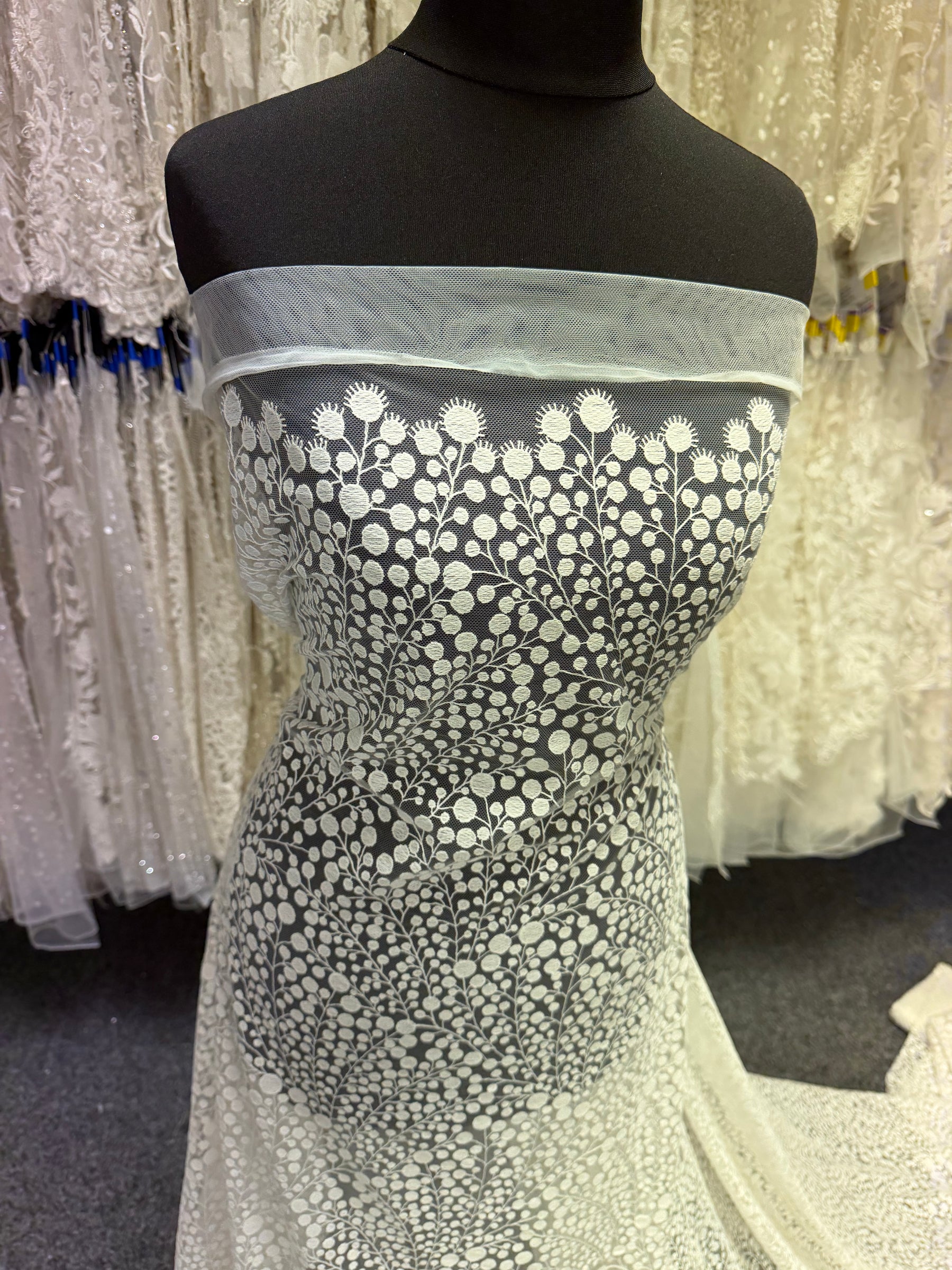 Dentelle brodée contemporaine ivoire - EB5040