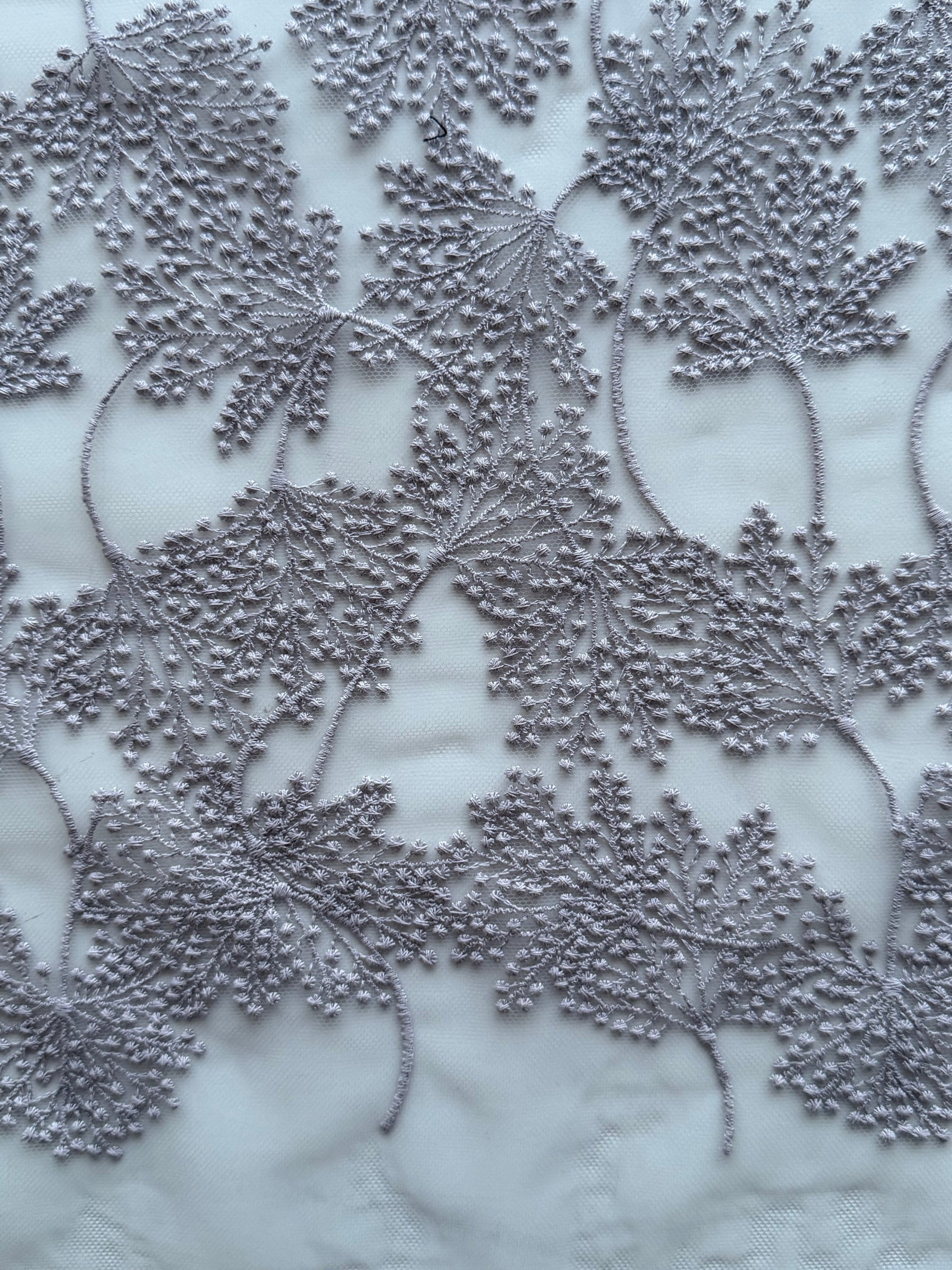 Dentelle brodée à motifs floraux lavande - EB5037