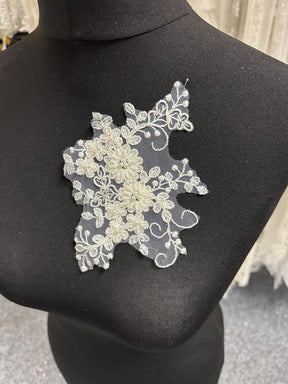 Applique en dentelle ivoire perlée et cordée - Coopération