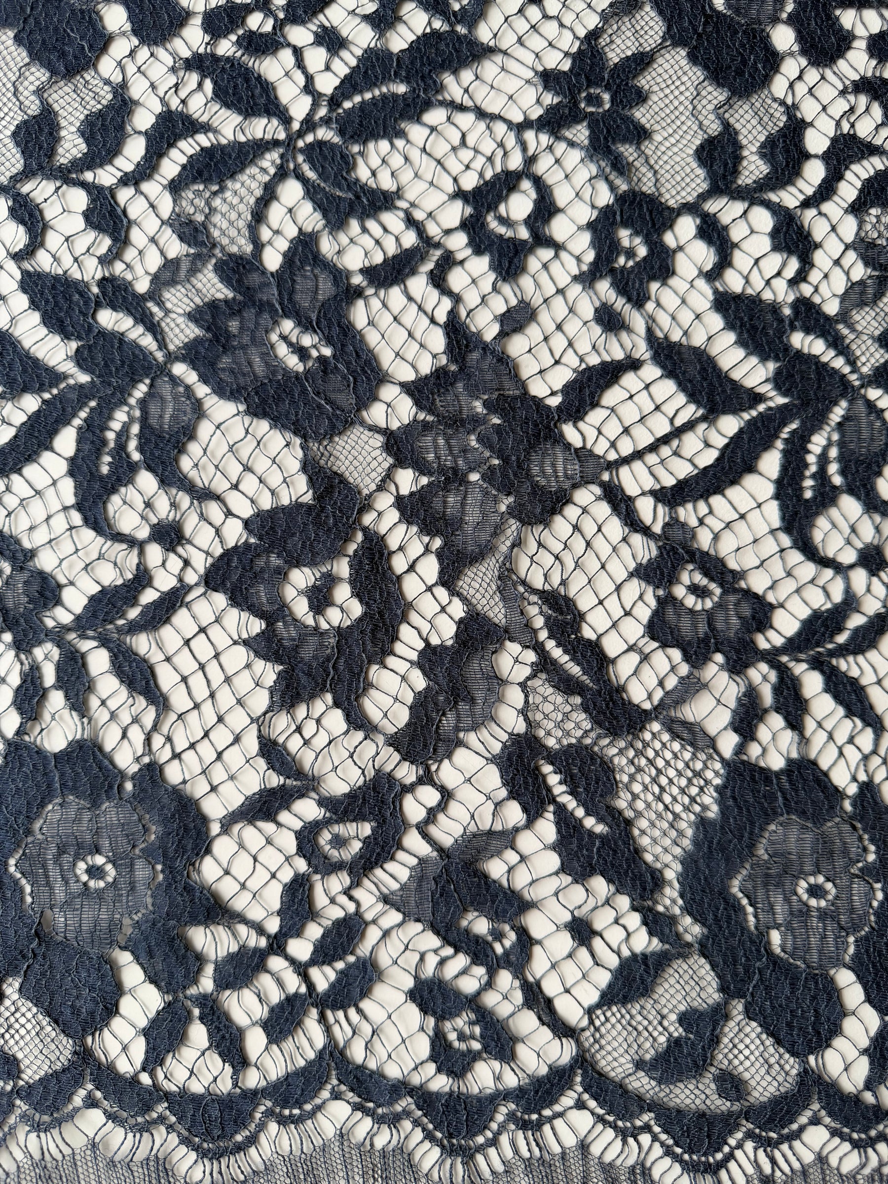 Dentelle italienne en soie et laine bleu marine - P269