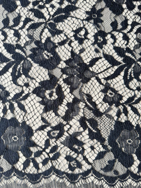 Dentelle italienne en soie et laine bleu marine - P269