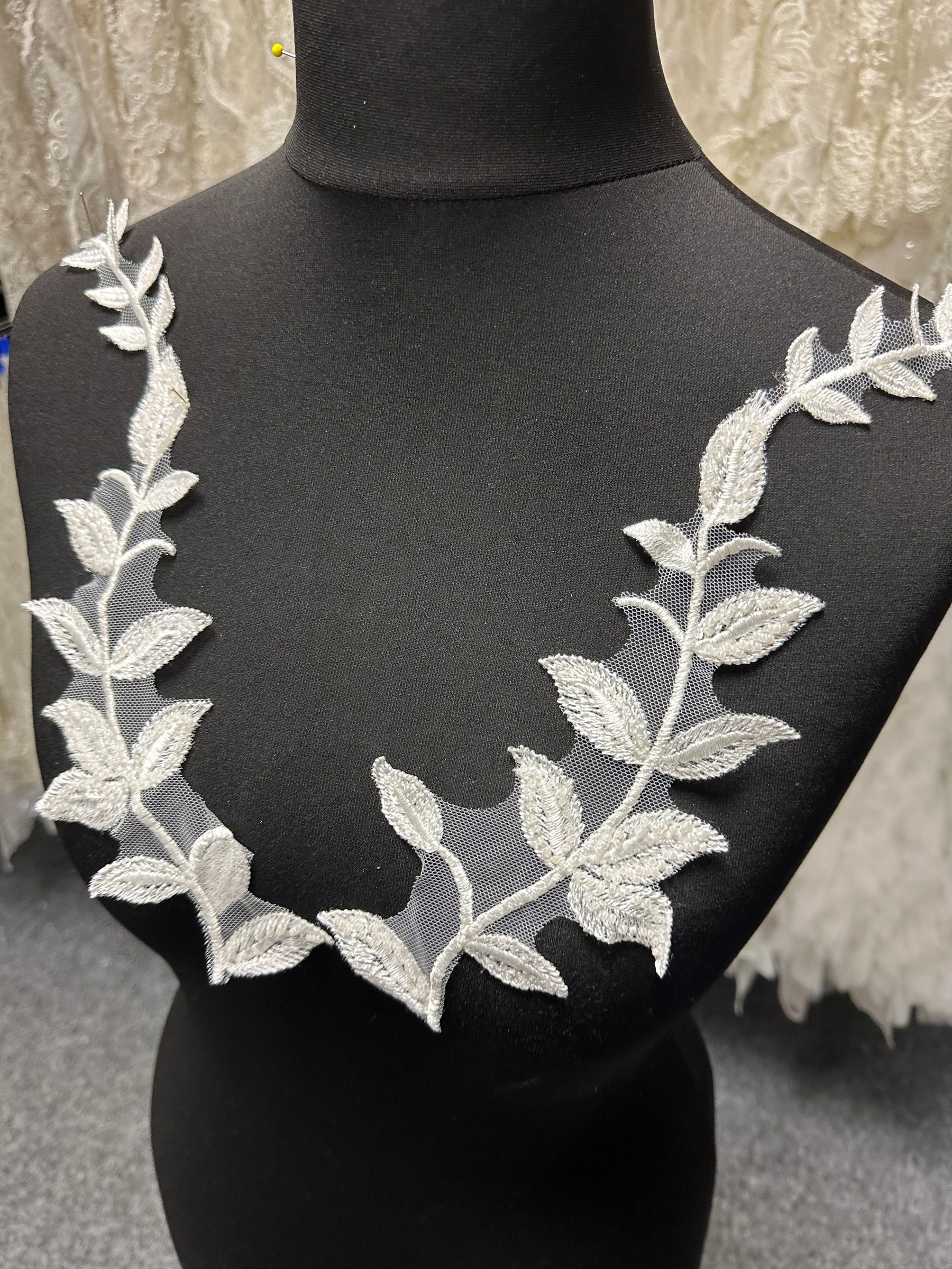 Appliques en dentelle brodée de perles ivoire - Dudgeon