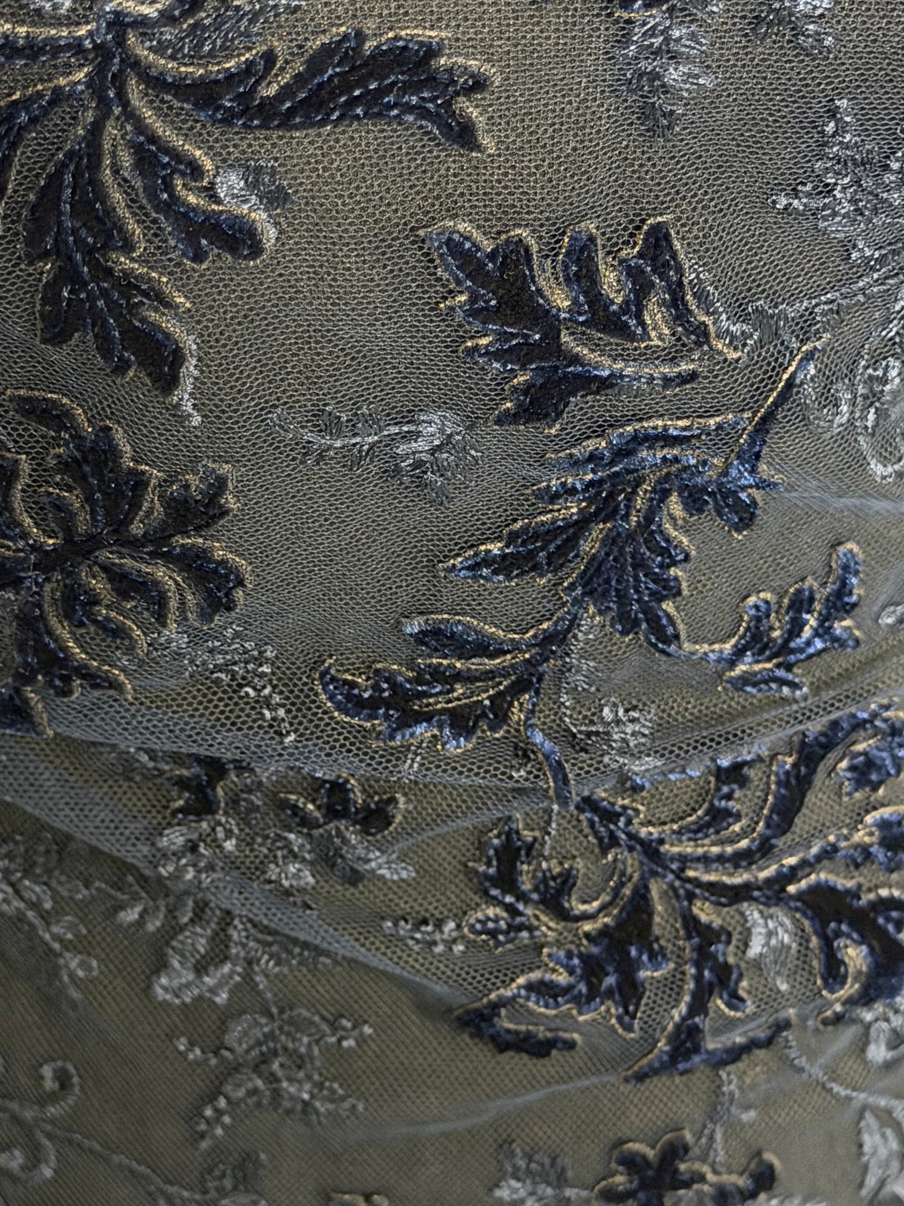 Velours marine brodé de dentelle - Madina