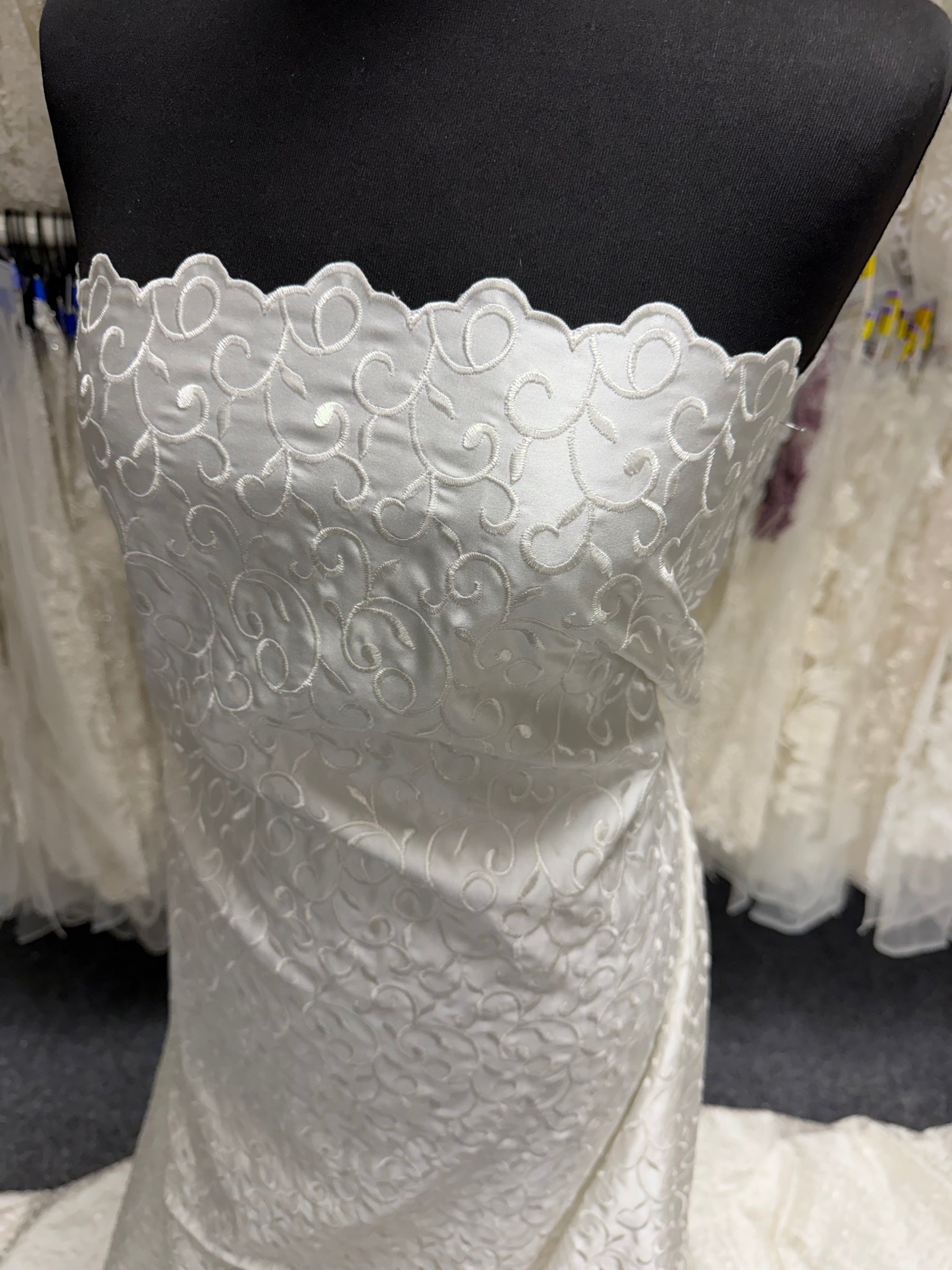 Satin Duchesse brodé ivoire - P476