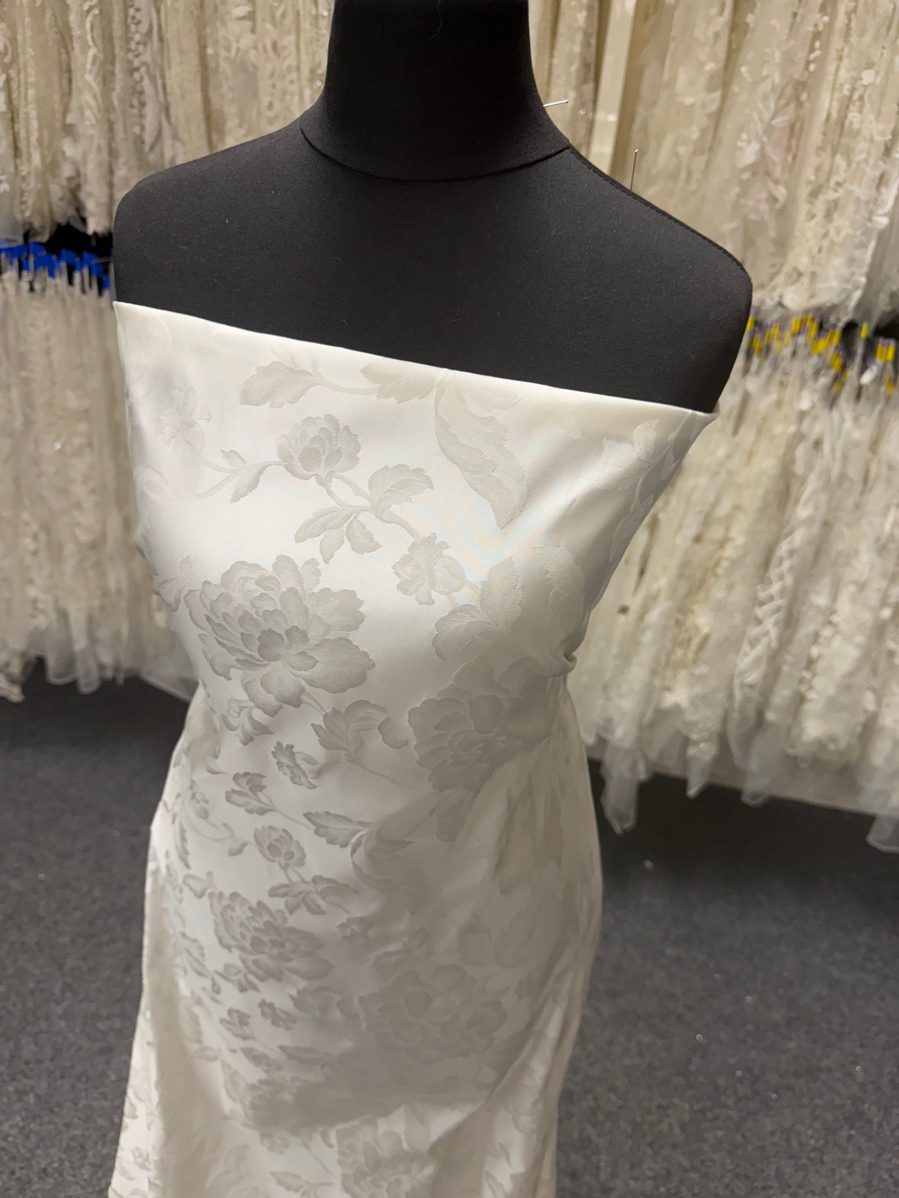 Jacquard italien ivoire - P666
