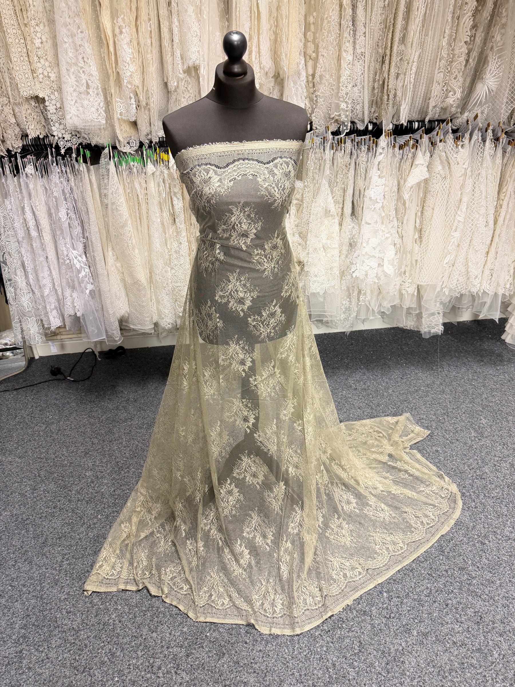 Soie 100% Dentelle Italienne Taupe - P272