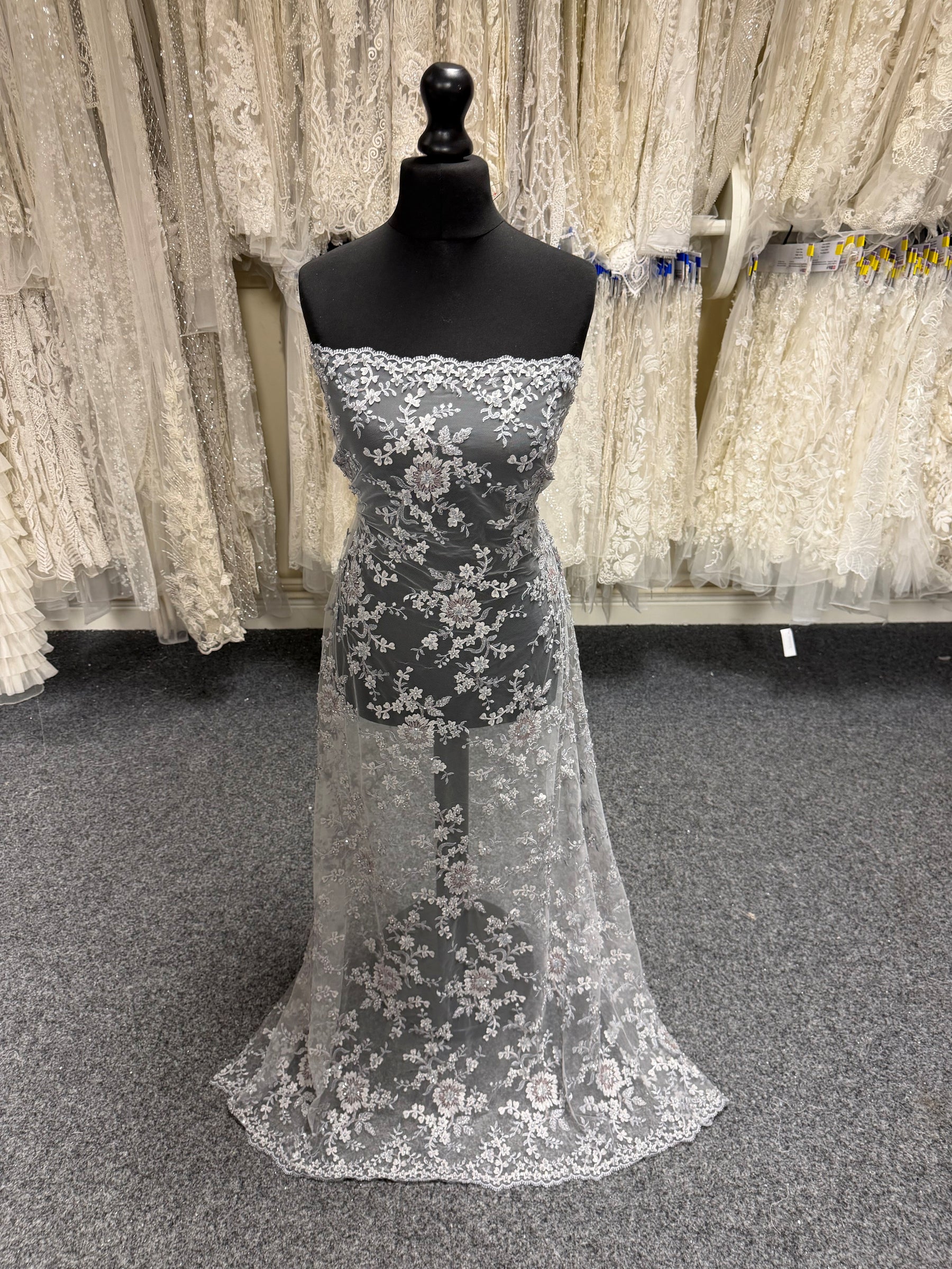 Tulle gris clair brodé de perles en 3D - EB1026