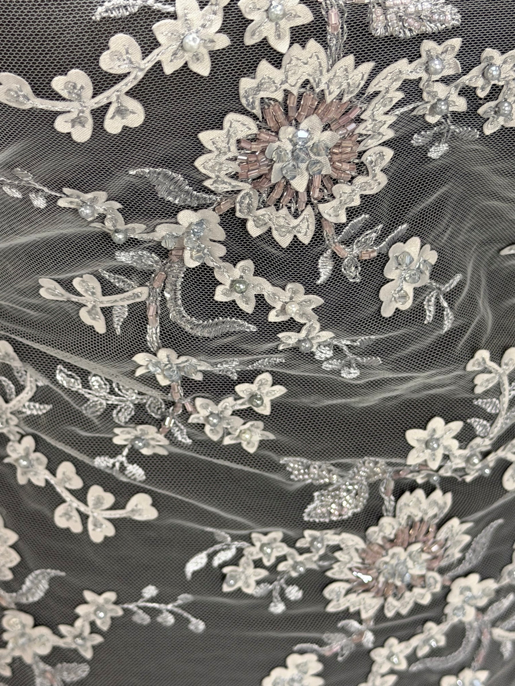 Tulle gris clair brodé de perles en 3D - EB1026