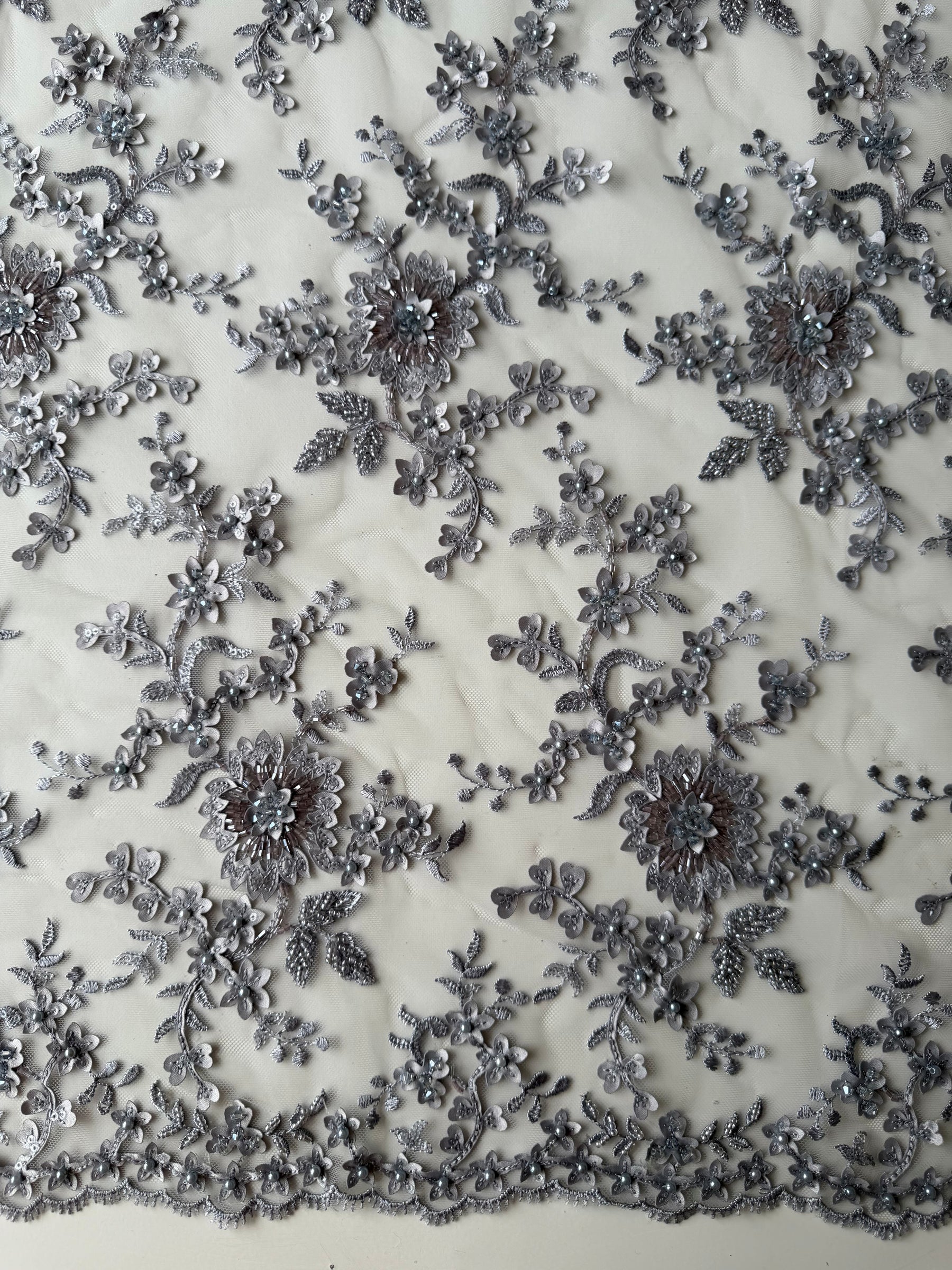 Tulle gris clair brodé de perles en 3D - EB1026