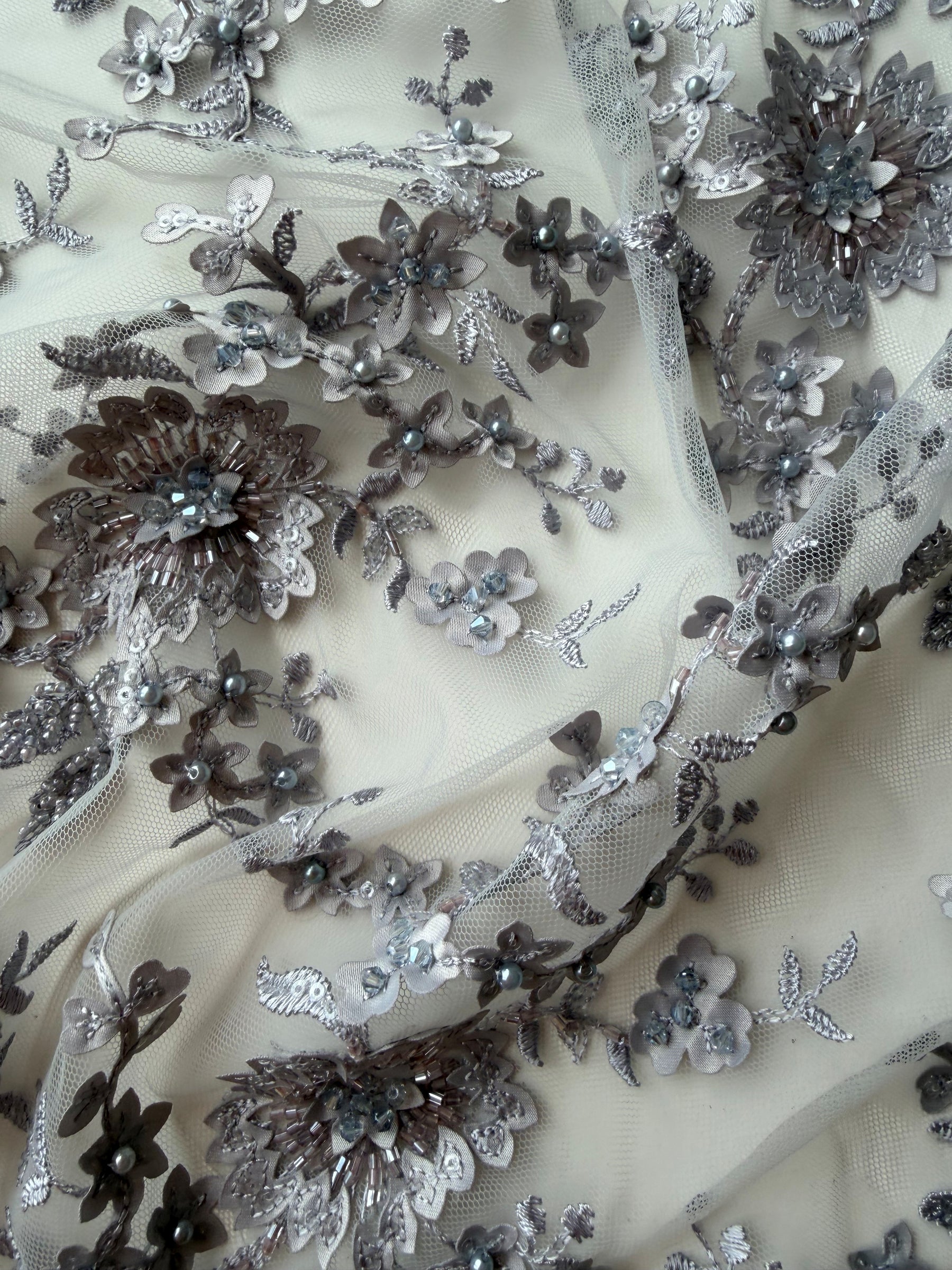 Tulle gris clair brodé de perles en 3D - EB1026
