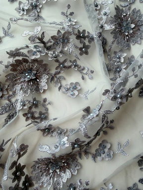 Tulle gris clair brodé de perles en 3D - EB1026