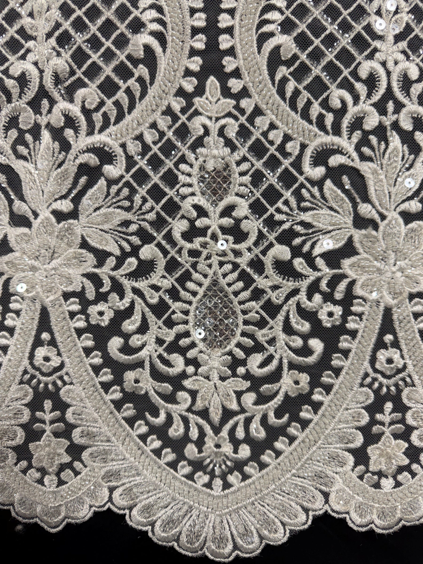 Tulle brodé de perles ivoire - EB1032