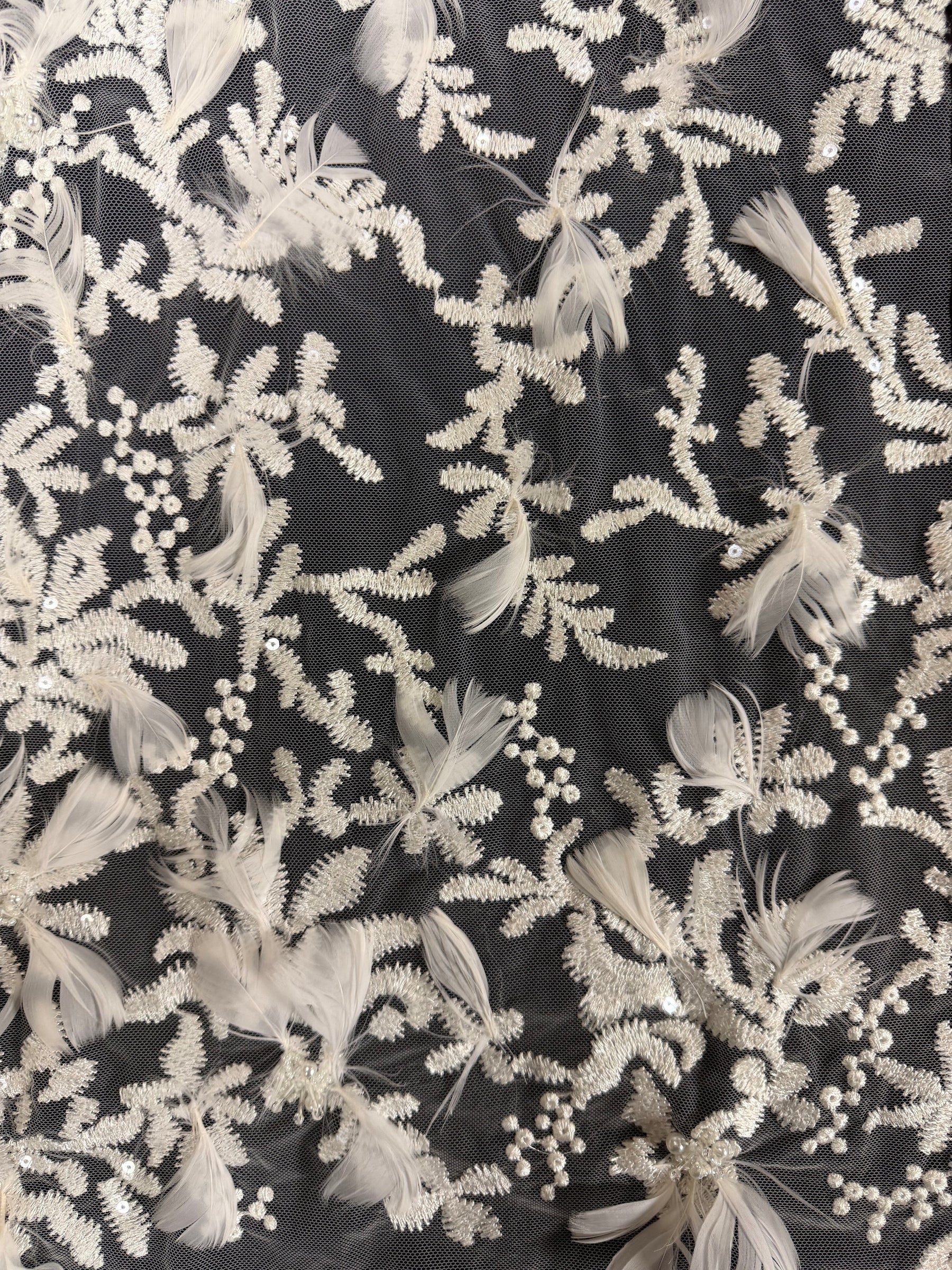 Tulle brodé de perles et de plumes ivoire - EB1040