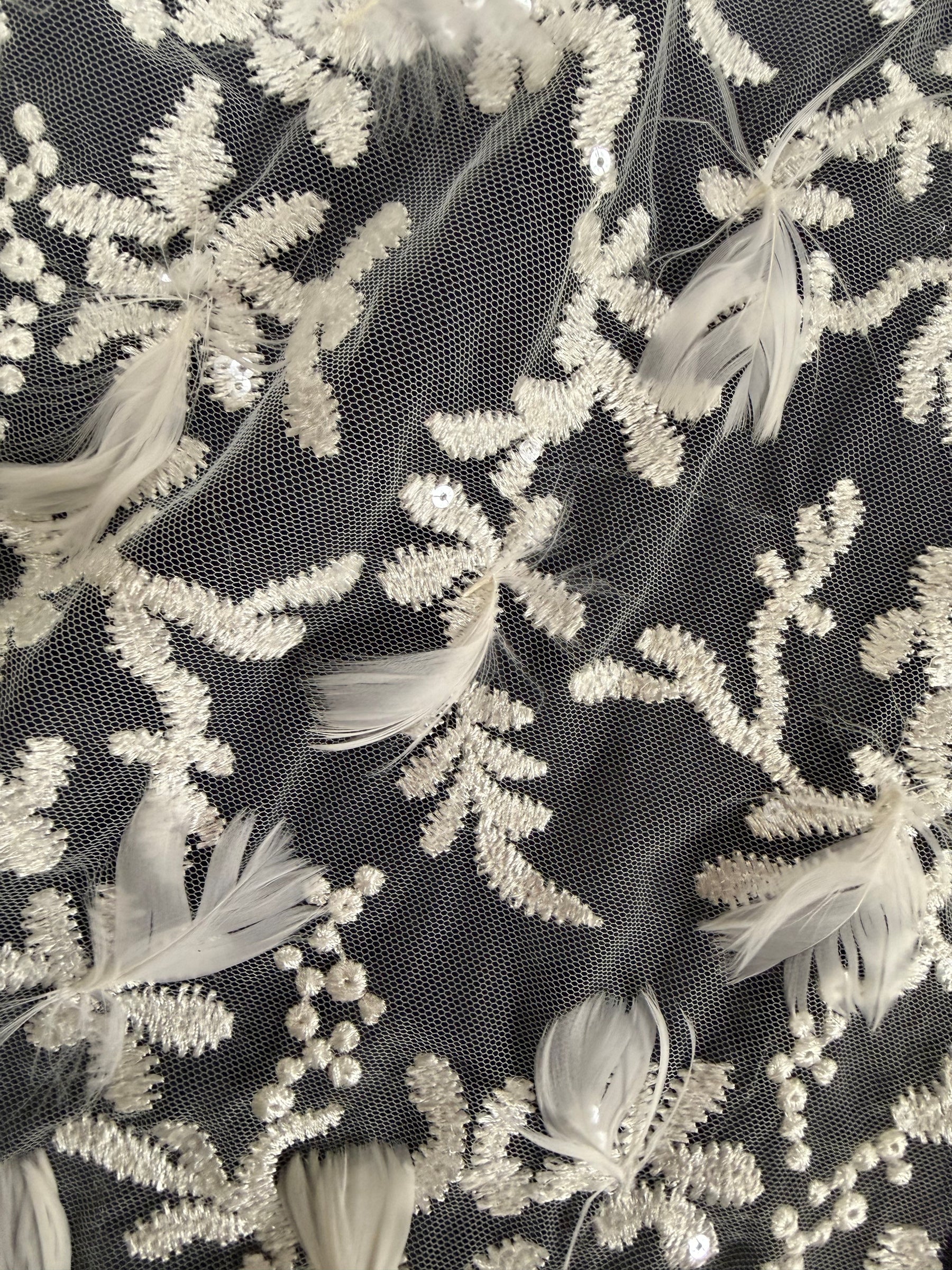 Tulle brodé de perles et de plumes ivoire - EB1040
