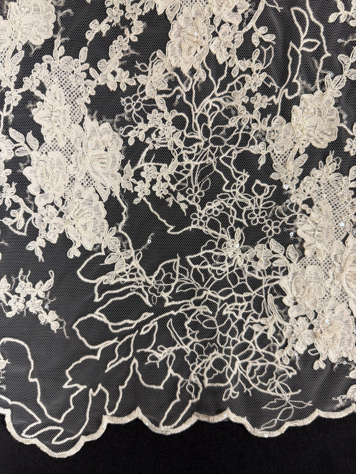 Tulle brodé de perles ivoire - EB1042