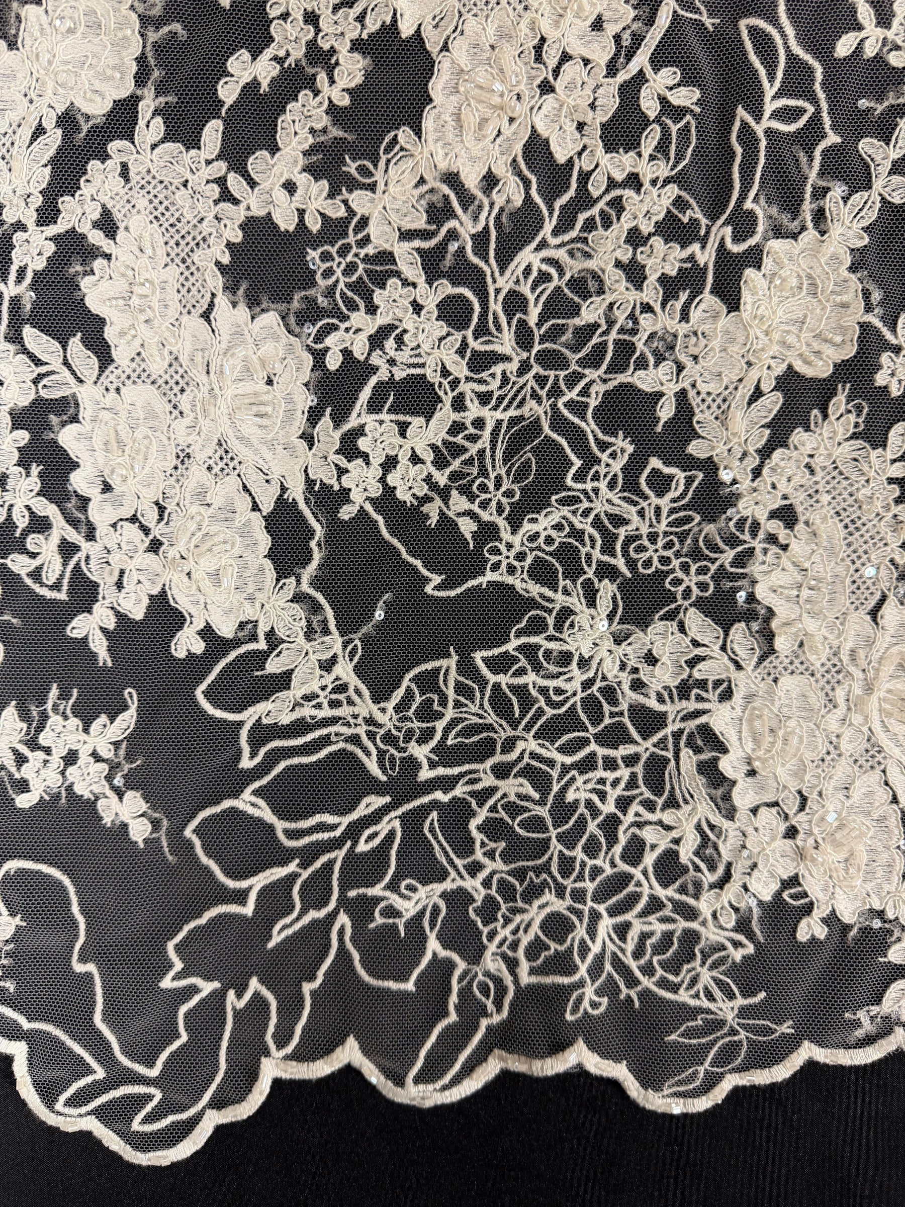 Tulle brodé de perles ivoire - EB1042