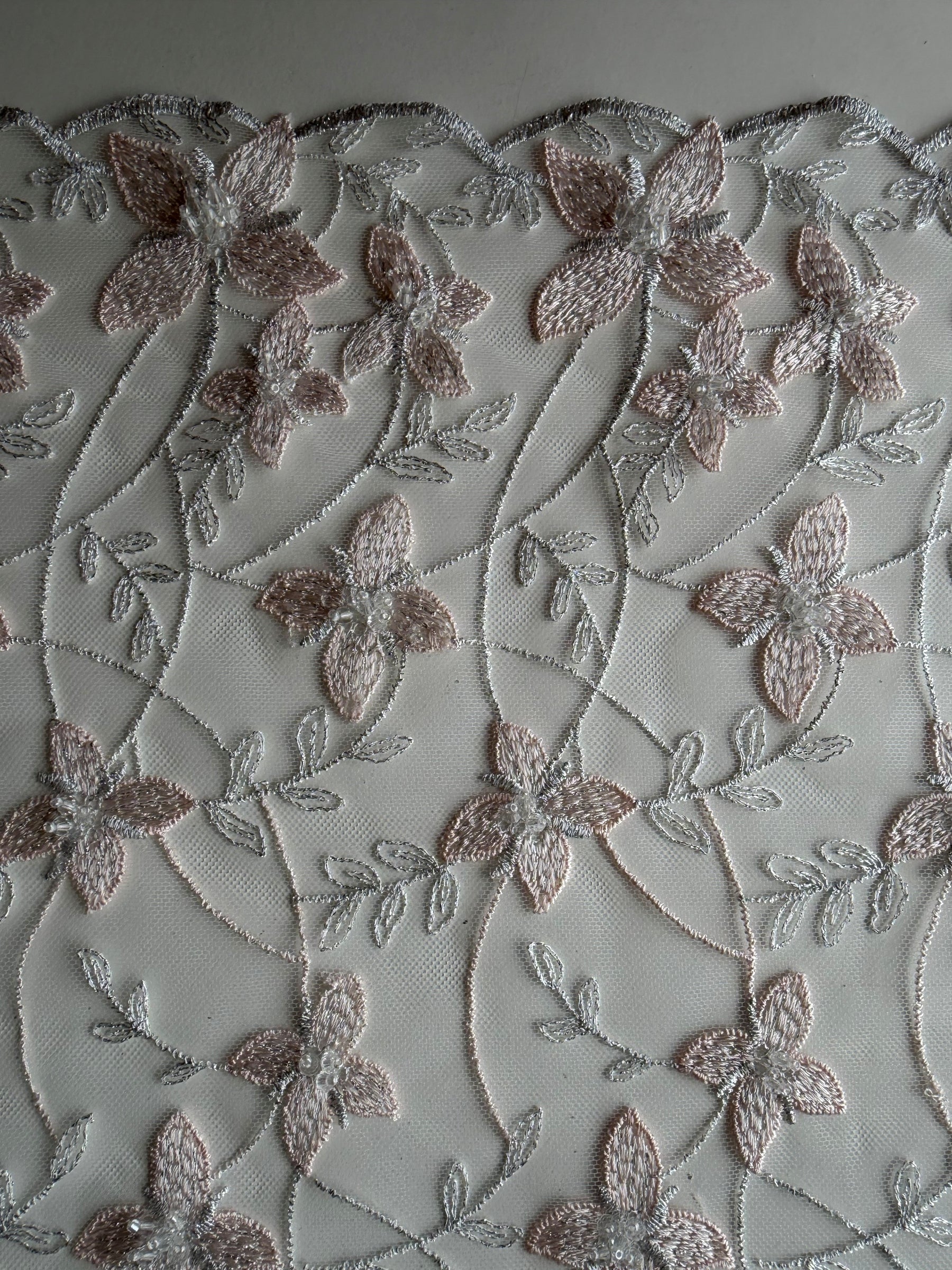 Tulle brodé de perles rose clair - EB1054