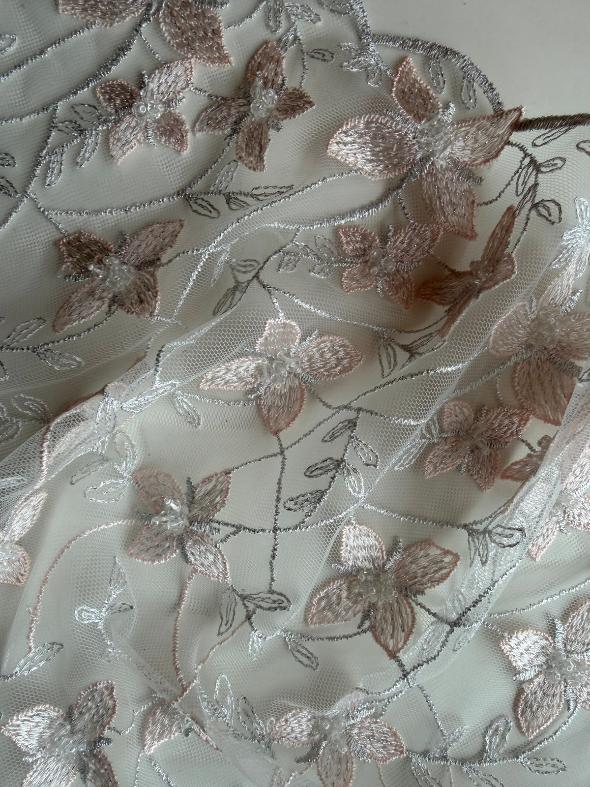 Tulle brodé de perles rose clair - EB1054
