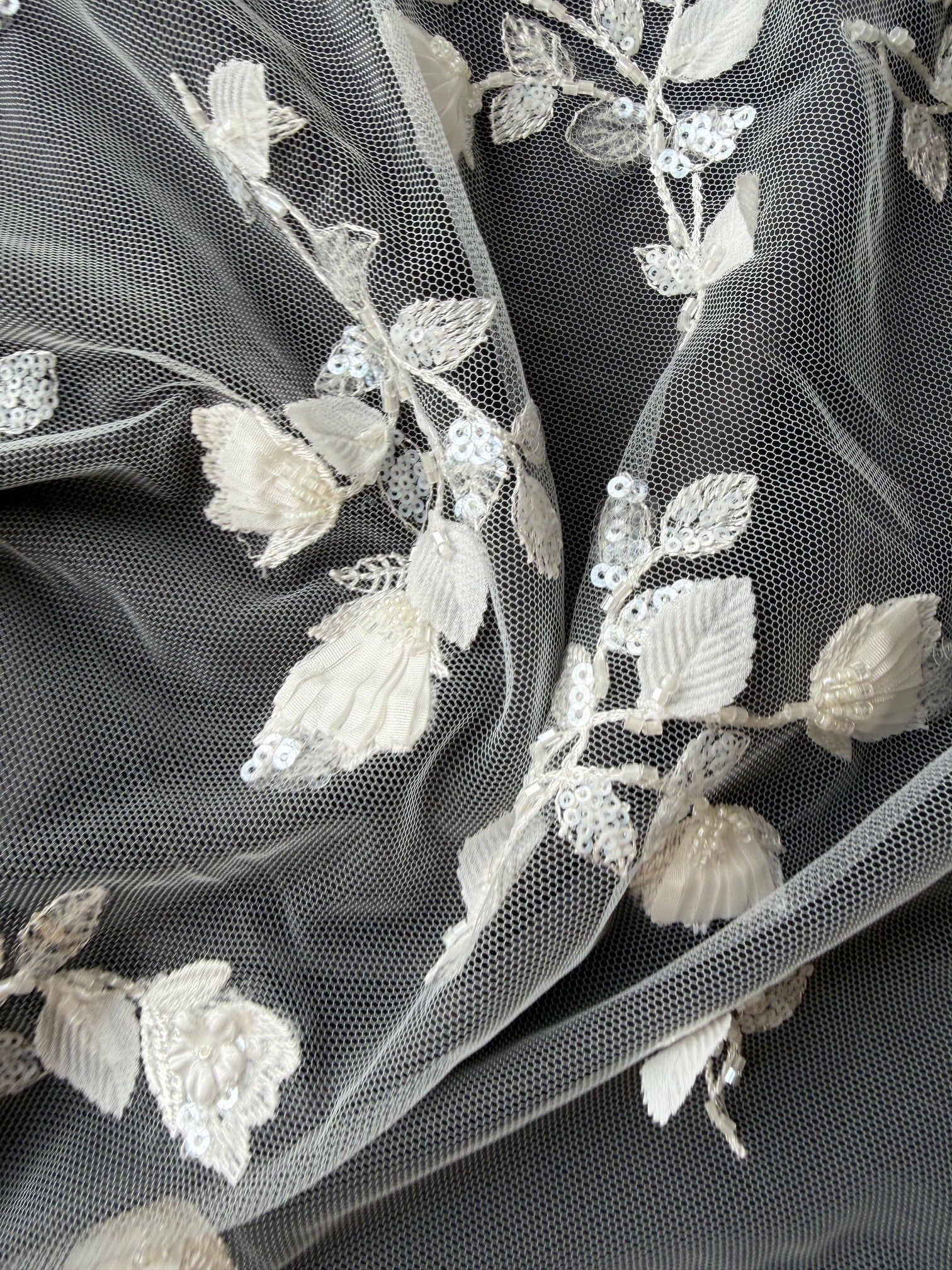 Tulle ivoire brodé de perles en 3D - EB1063