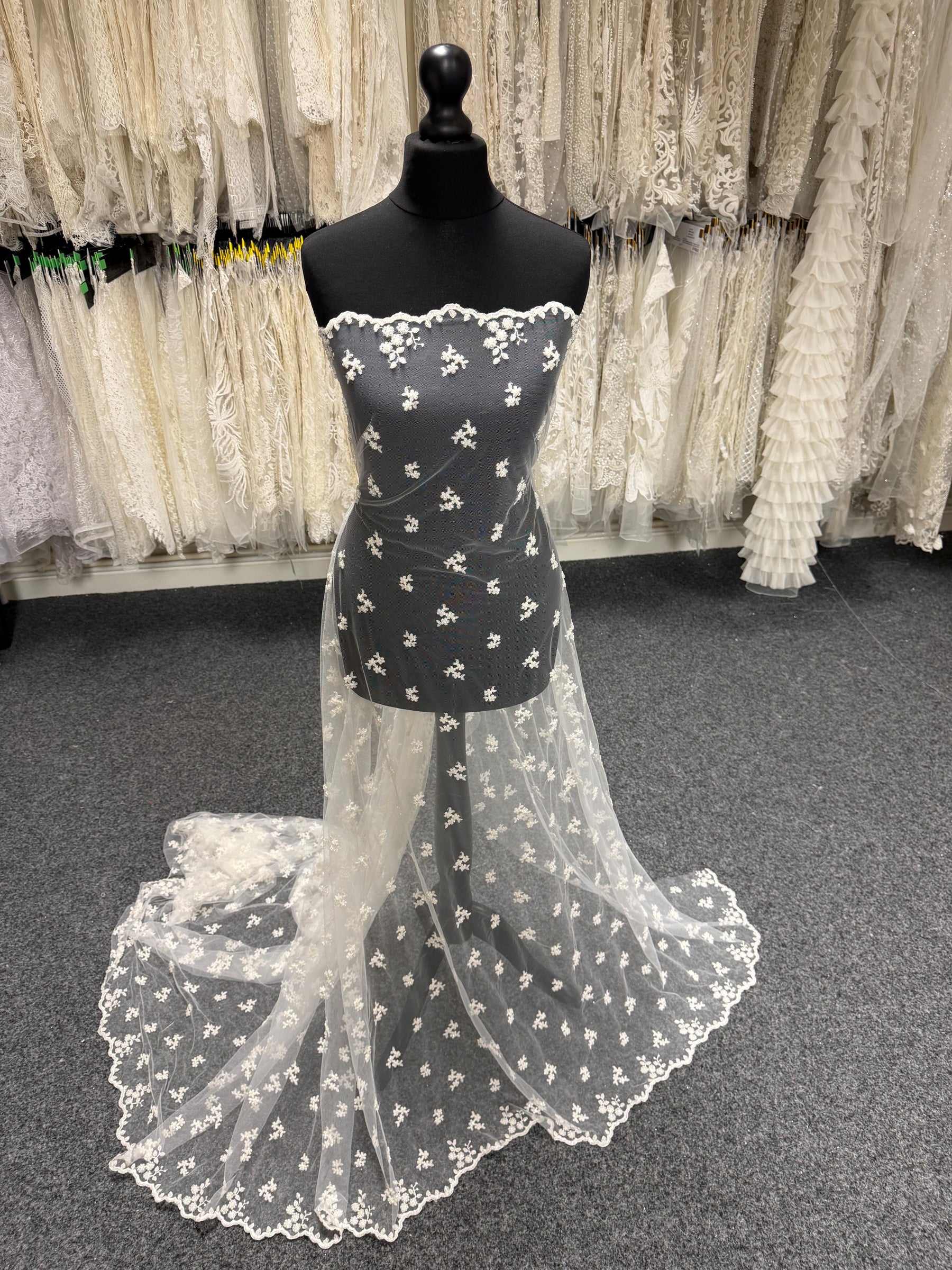 Tulle brodé de perles ivoire - EB1067