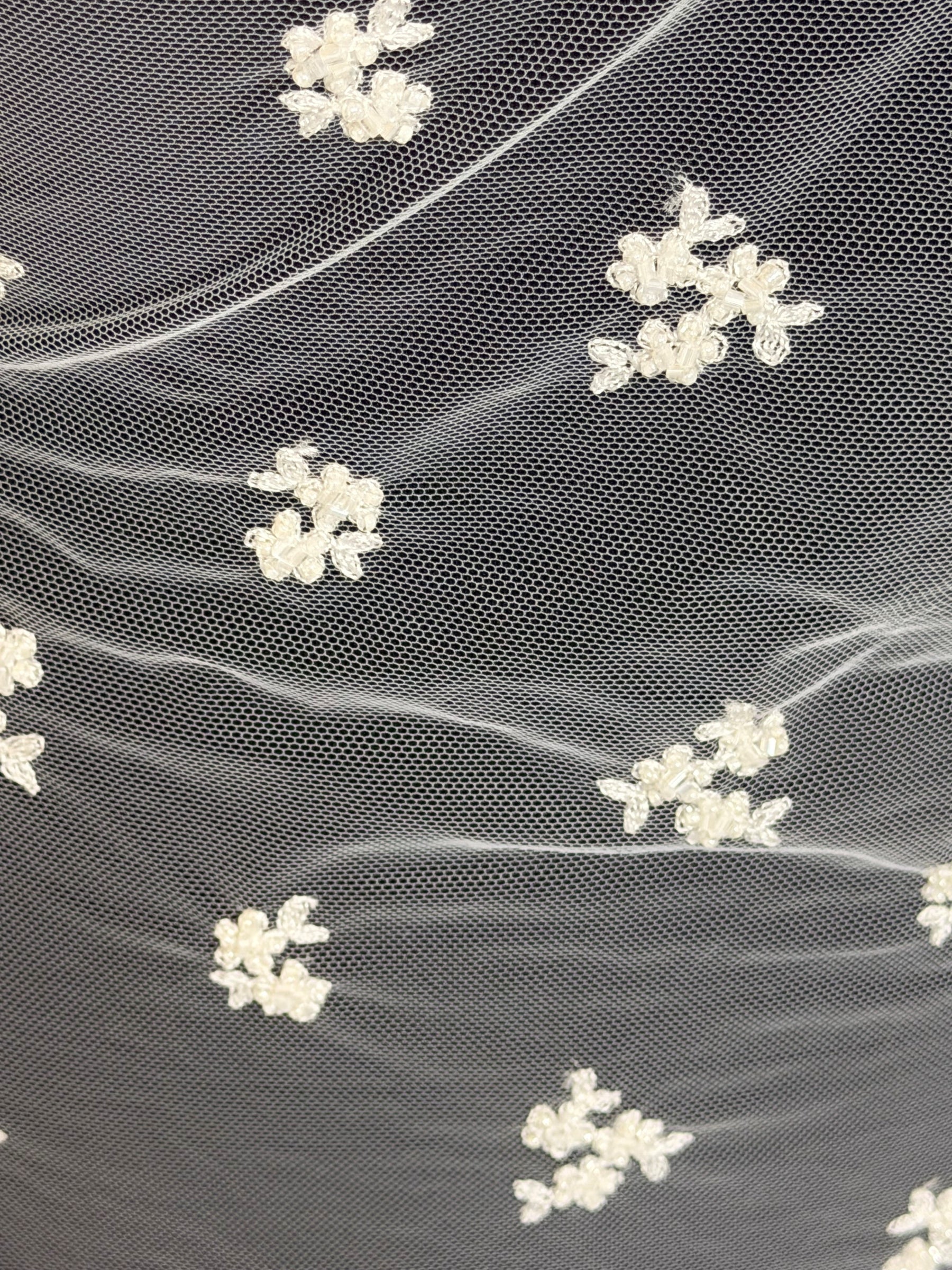 Tulle brodé de perles ivoire - EB1067