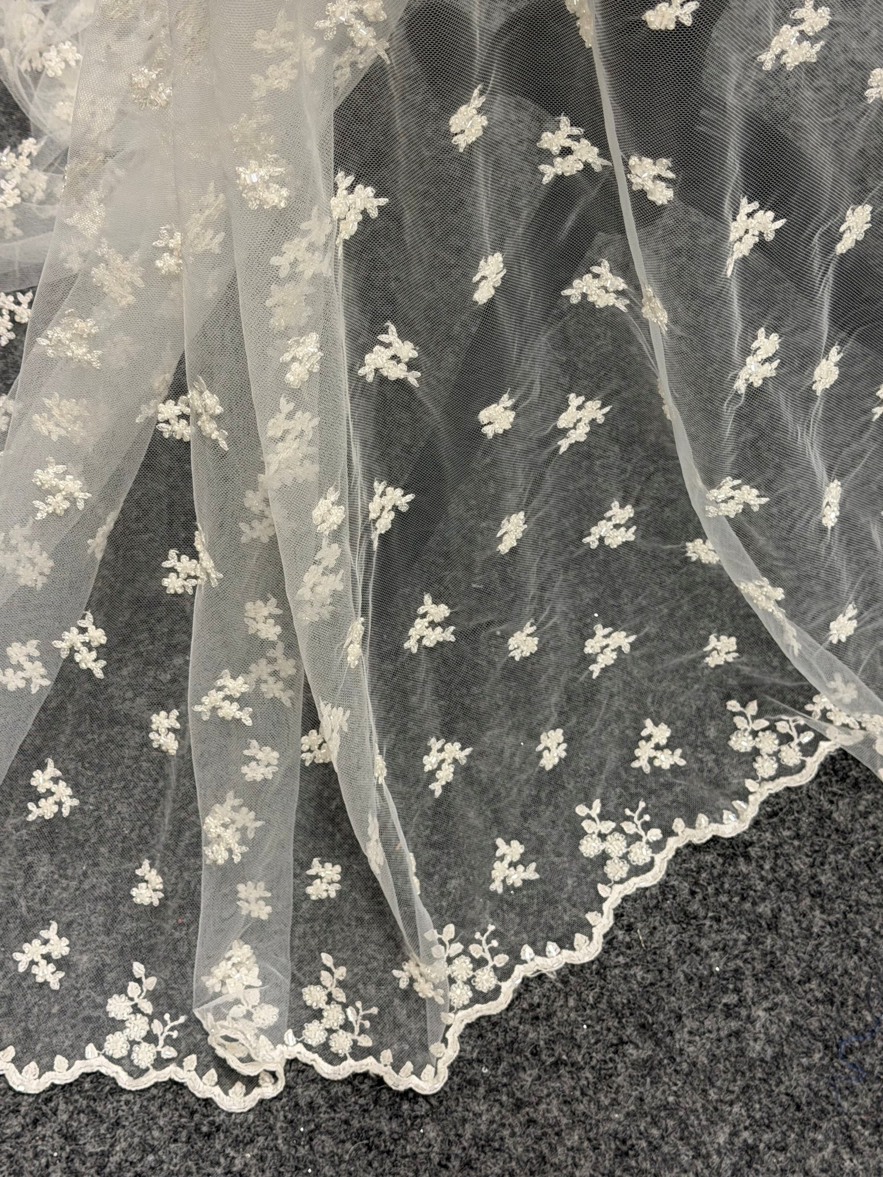 Tulle brodé de perles ivoire - EB1067