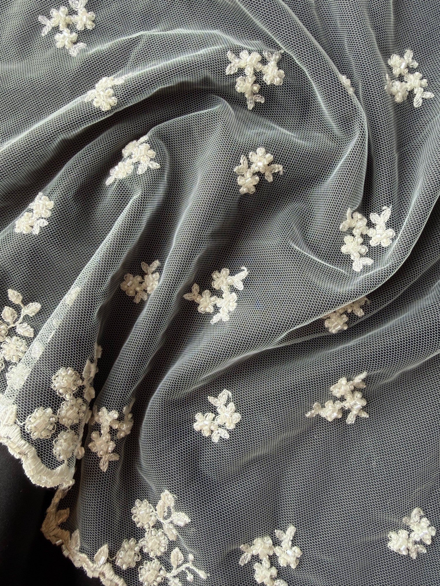 Tulle brodé de perles ivoire - EB1067