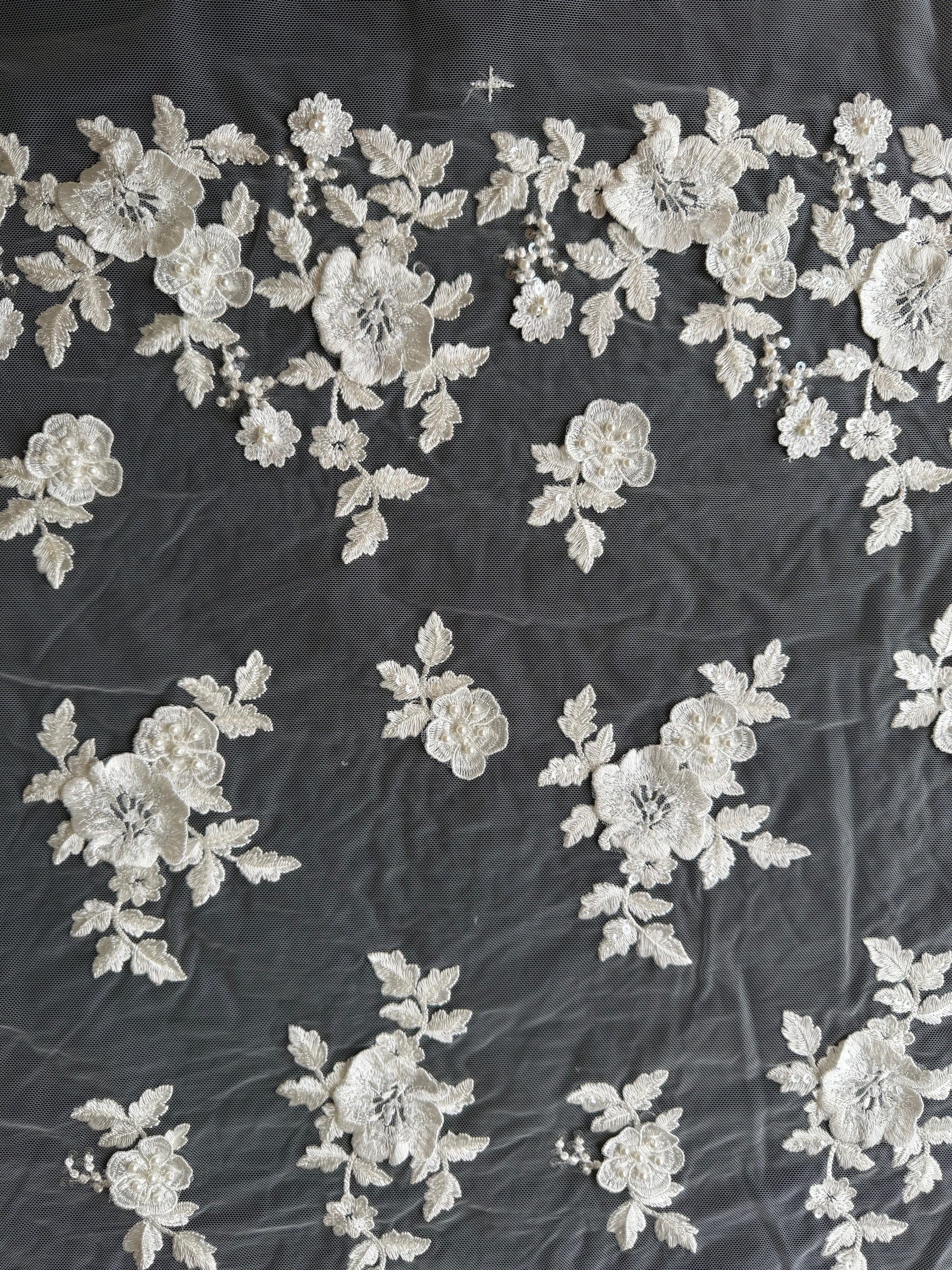 Tulle ivoire brodé de perles 3D - EB1088
