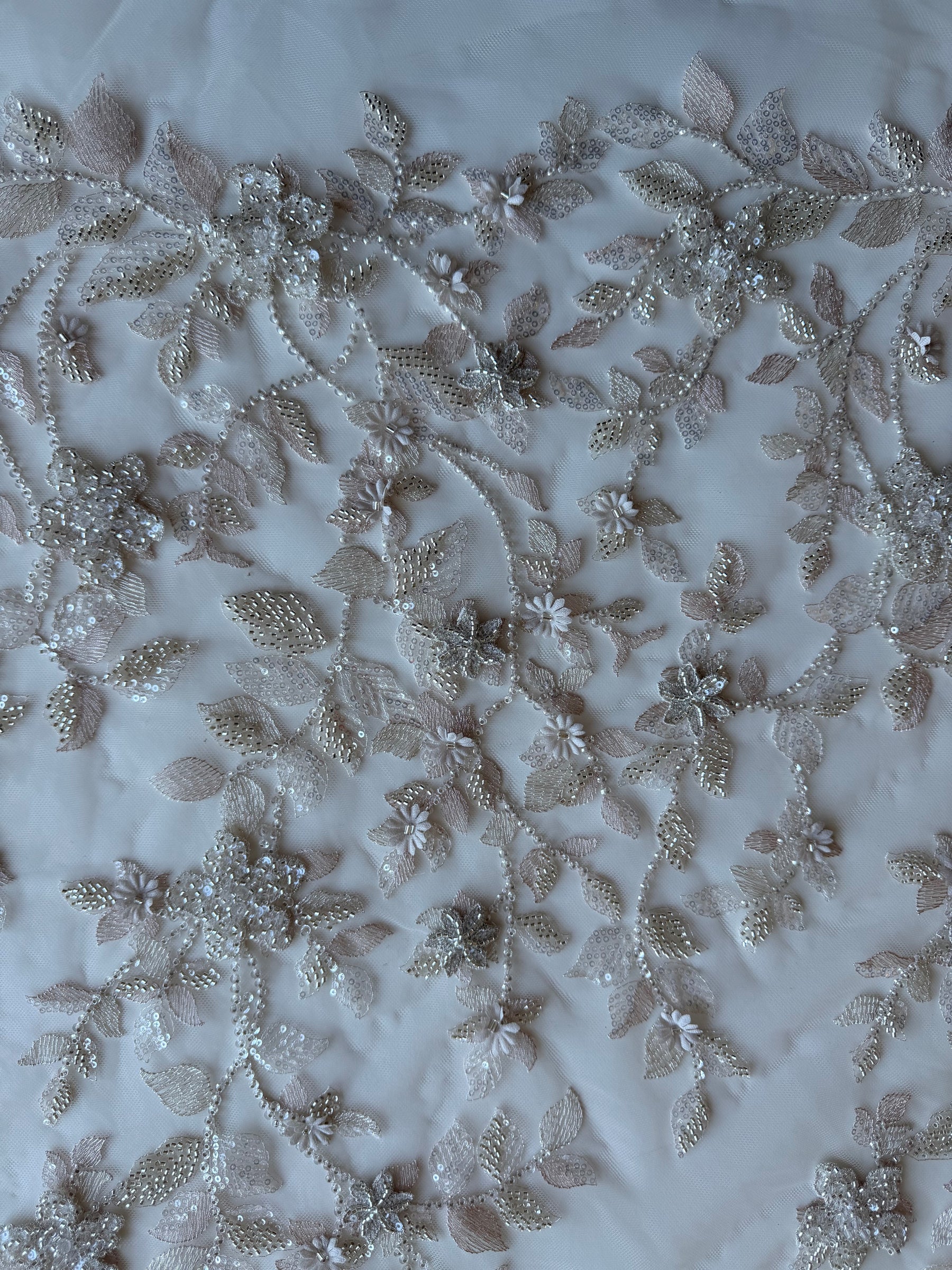 Tulle clair brodé de perles argentées - EB1105
