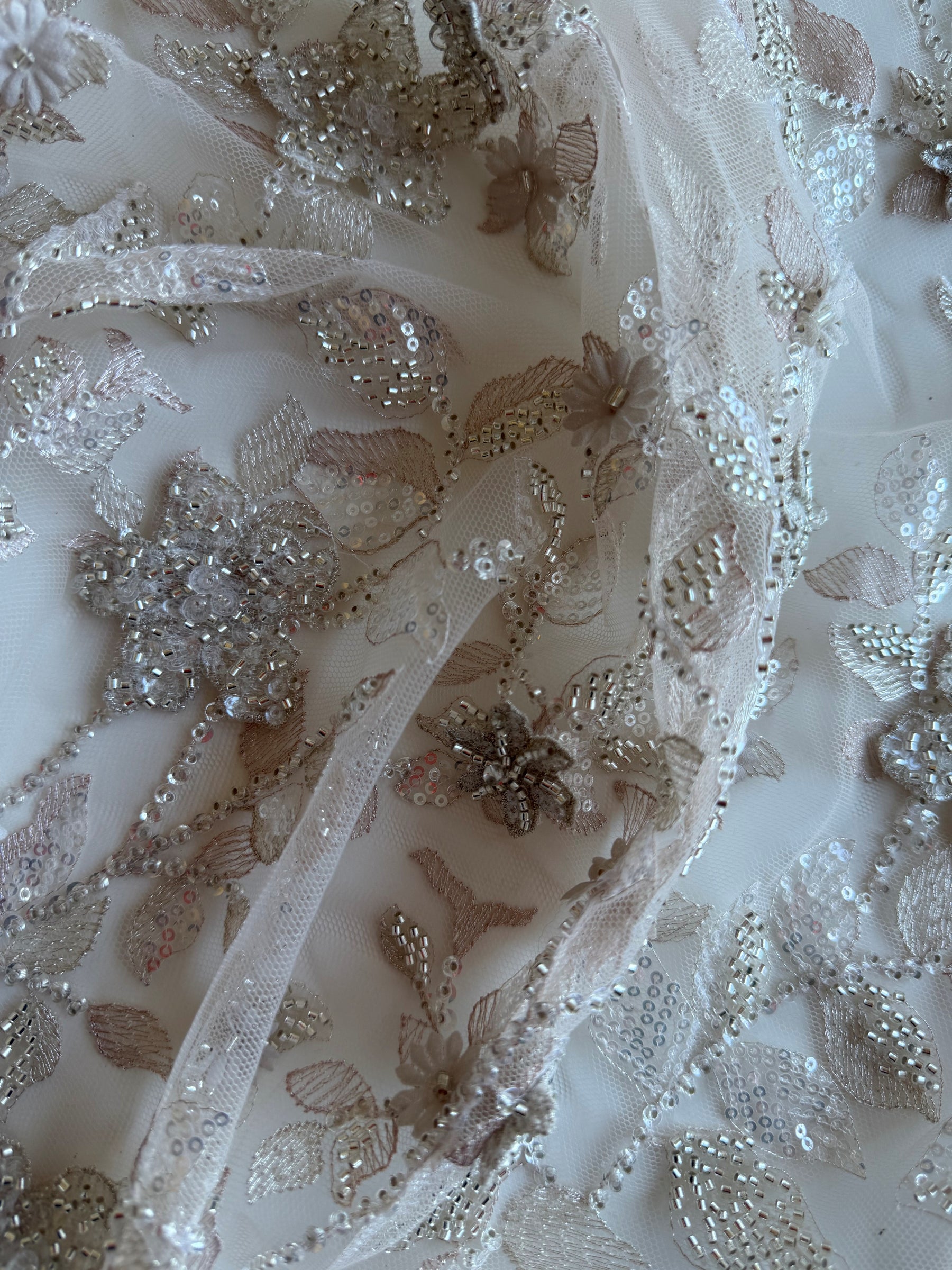 Tulle clair brodé de perles argentées - EB1105