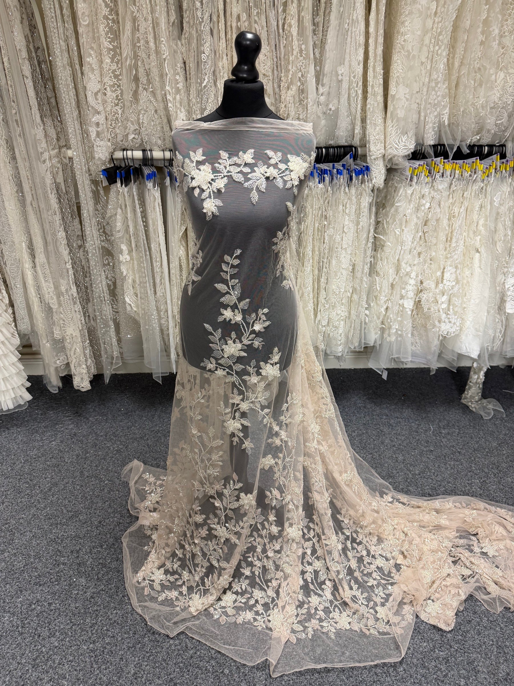 Tulle clair brodé de perles argentées - EB1105