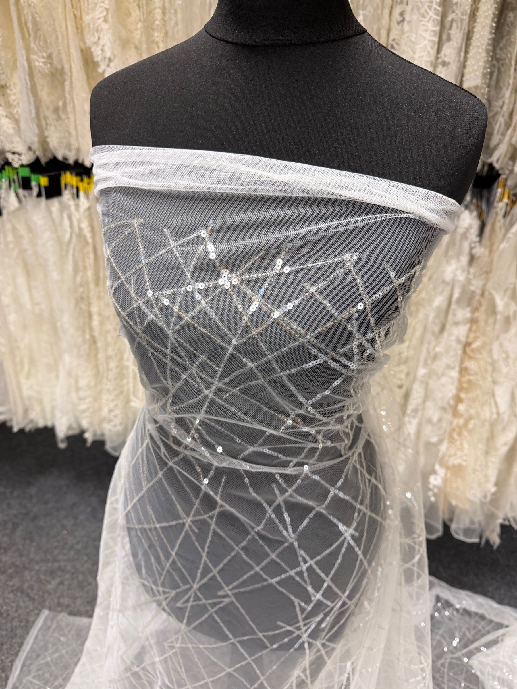 Tulle brodé de sequins ivoire - EB3022