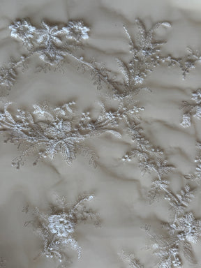 Dentelle brodée ivoire sur fond nude - EB3027