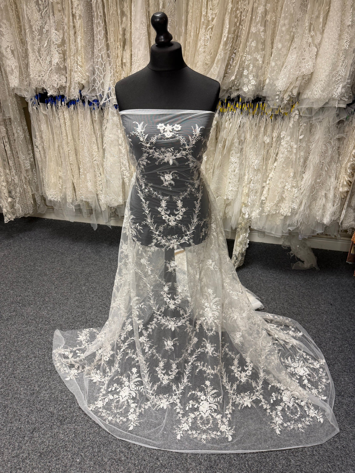 Dentelle brodée ivoire sur ivoire - EB3027