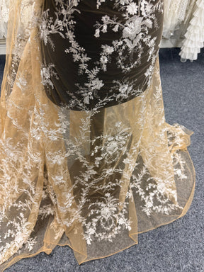 Dentelle brodée ivoire sur fond nude - EB3027