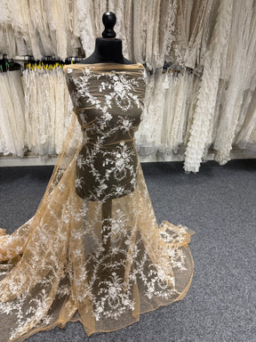 Dentelle brodée ivoire sur fond nude - EB3027