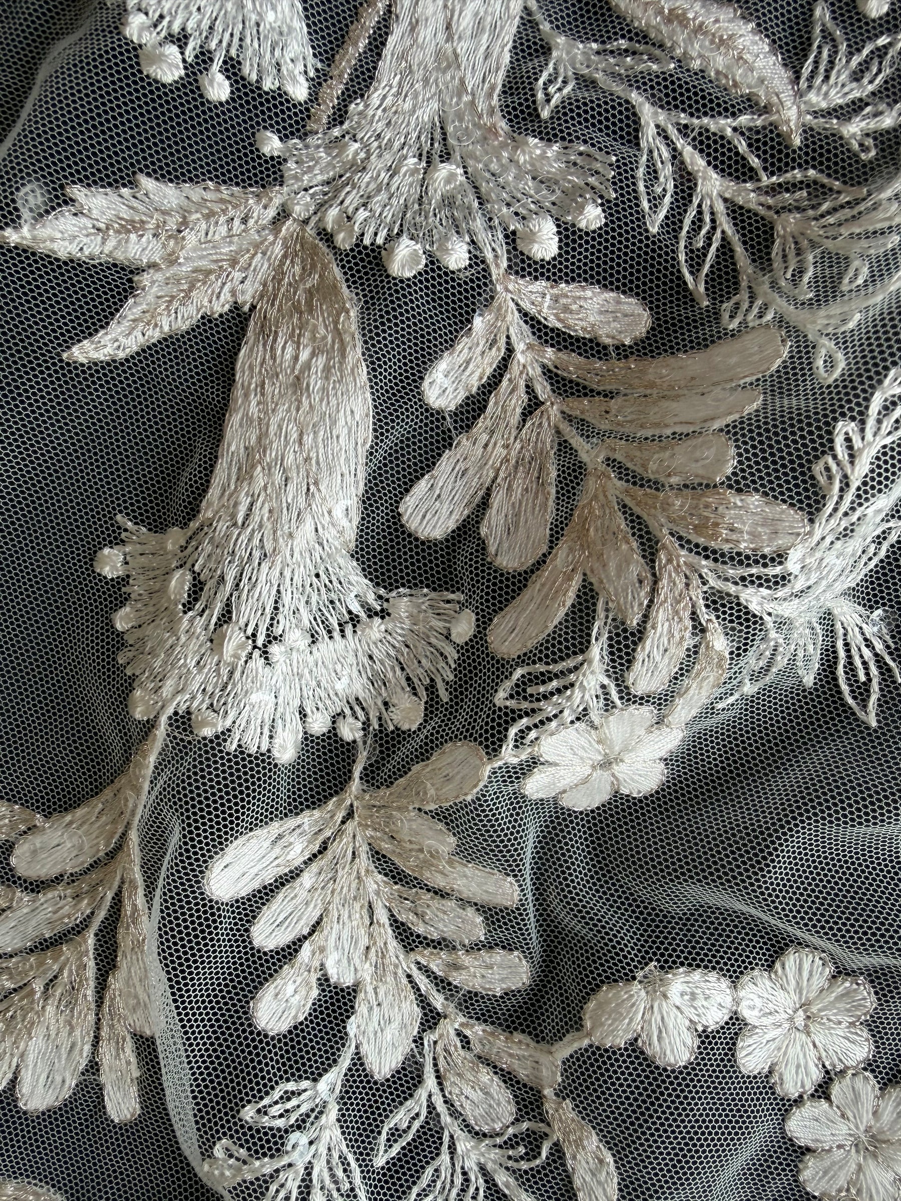 Dentelle brodée de sequins ivoire - EB3028