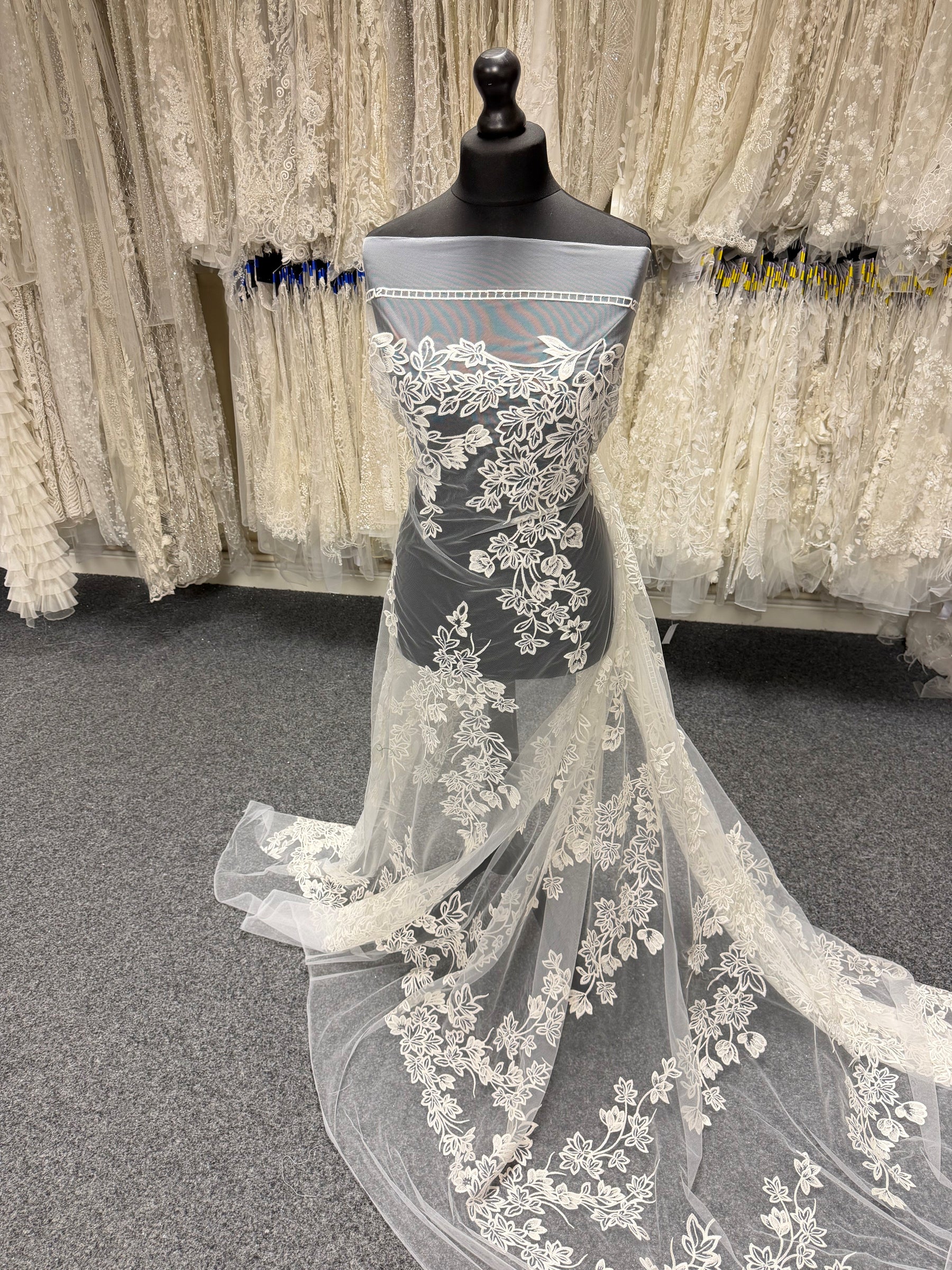 Dentelle brodée de sequins ivoire - EB3035